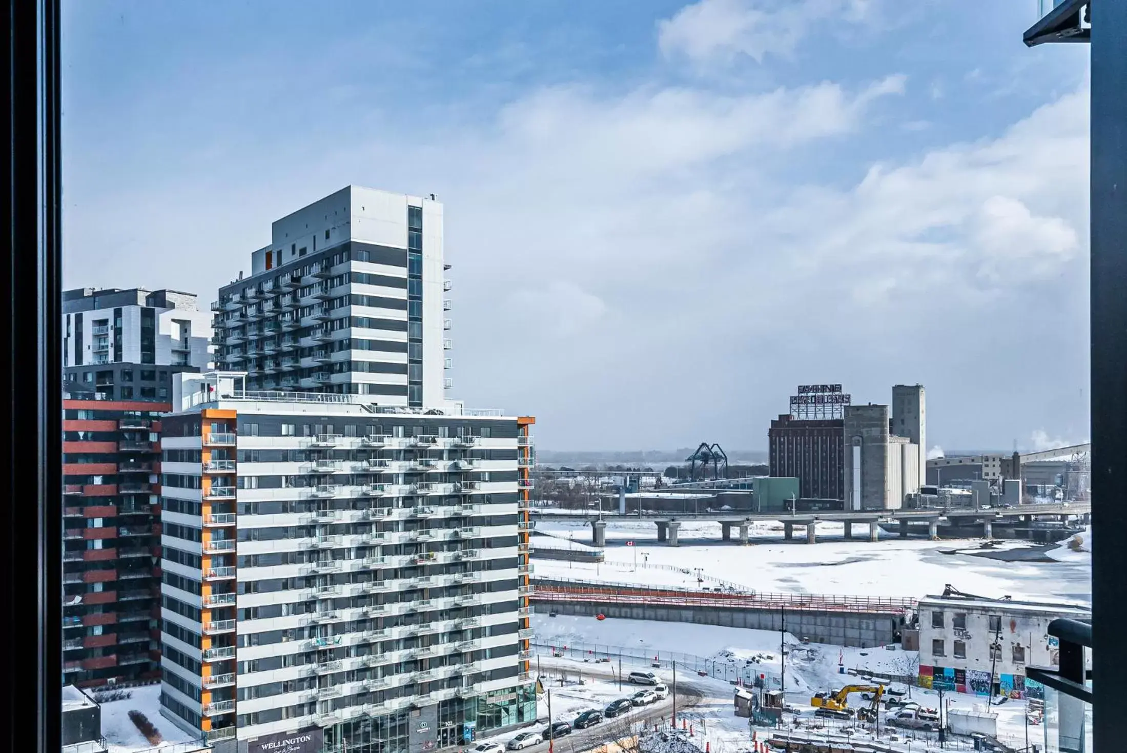 Street view in WRFY Griffintown Apartment