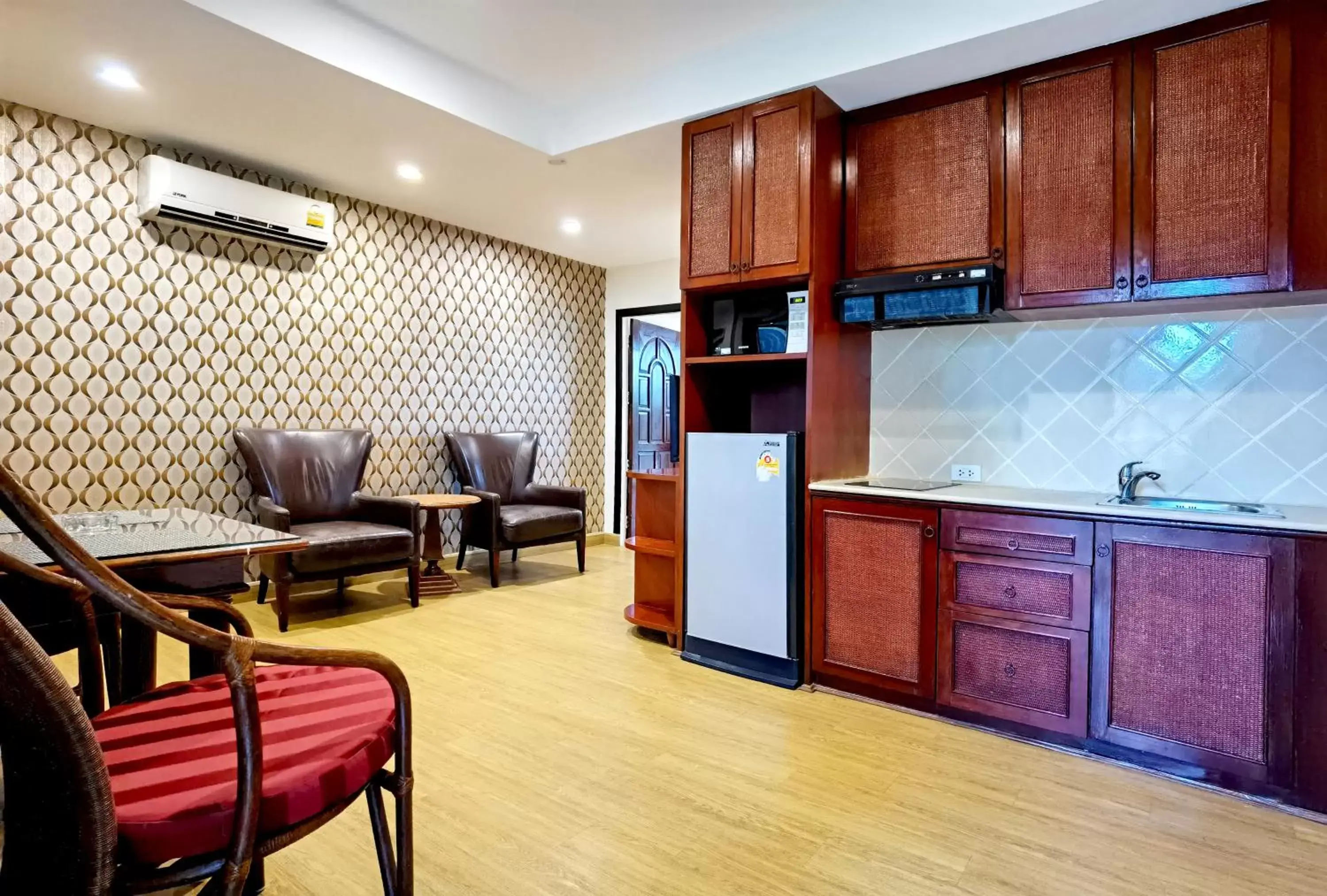 Living room, Kitchen/Kitchenette in Nova Park Hotel by Compass Hospitality