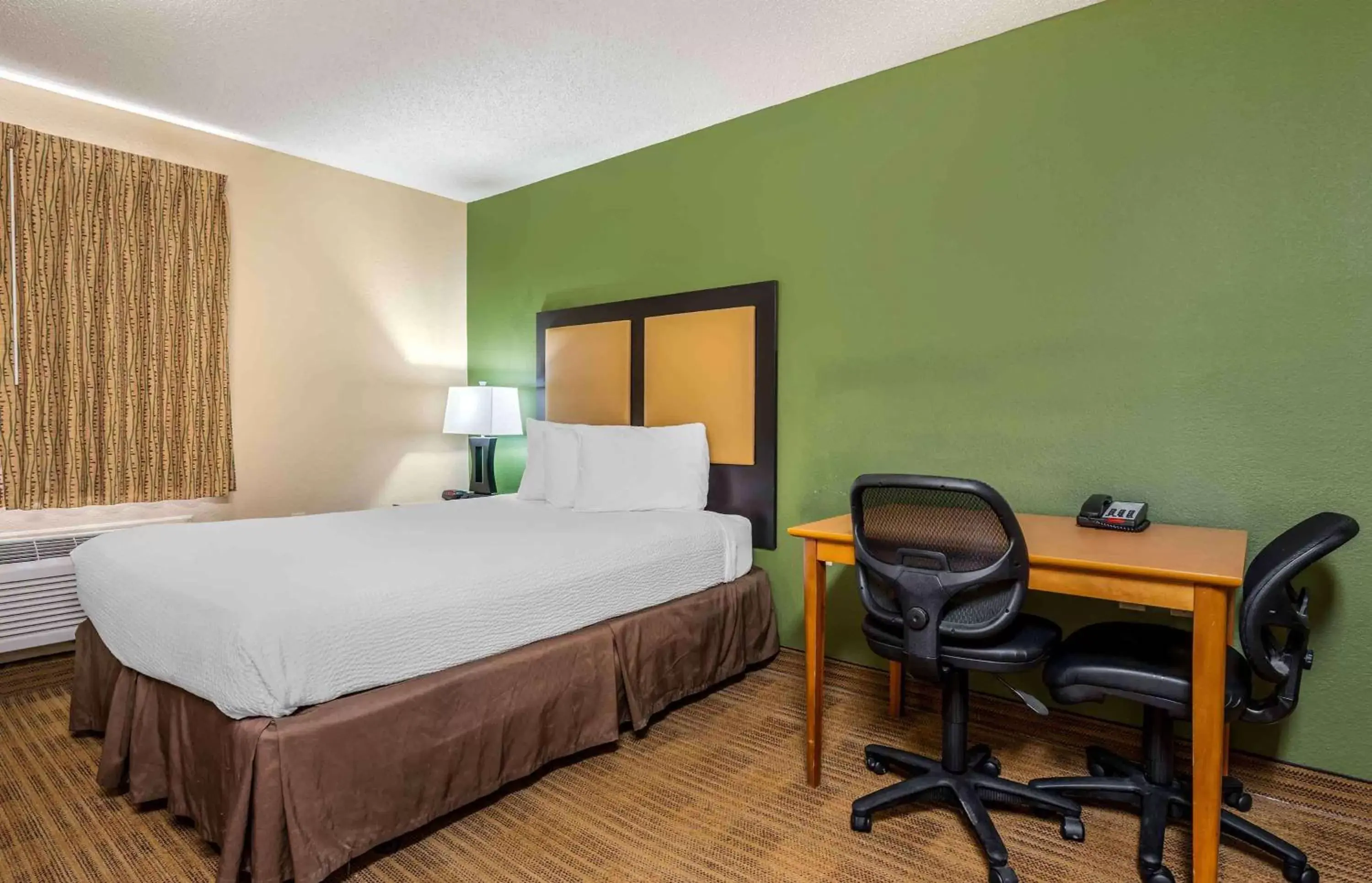 Bedroom, Bed in Extended Stay America Suites - Evansville - East