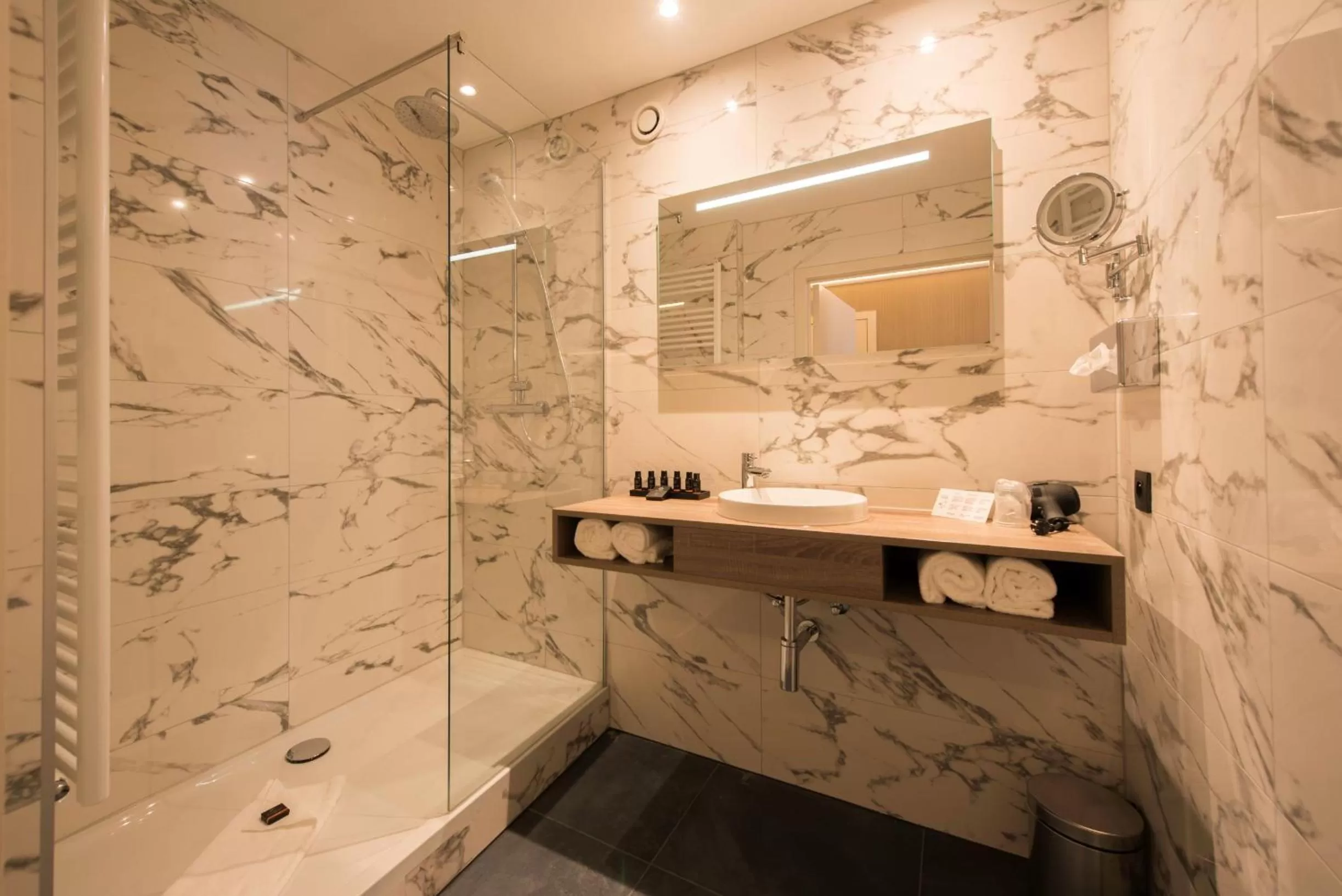 Bathroom in Hotel Acacia