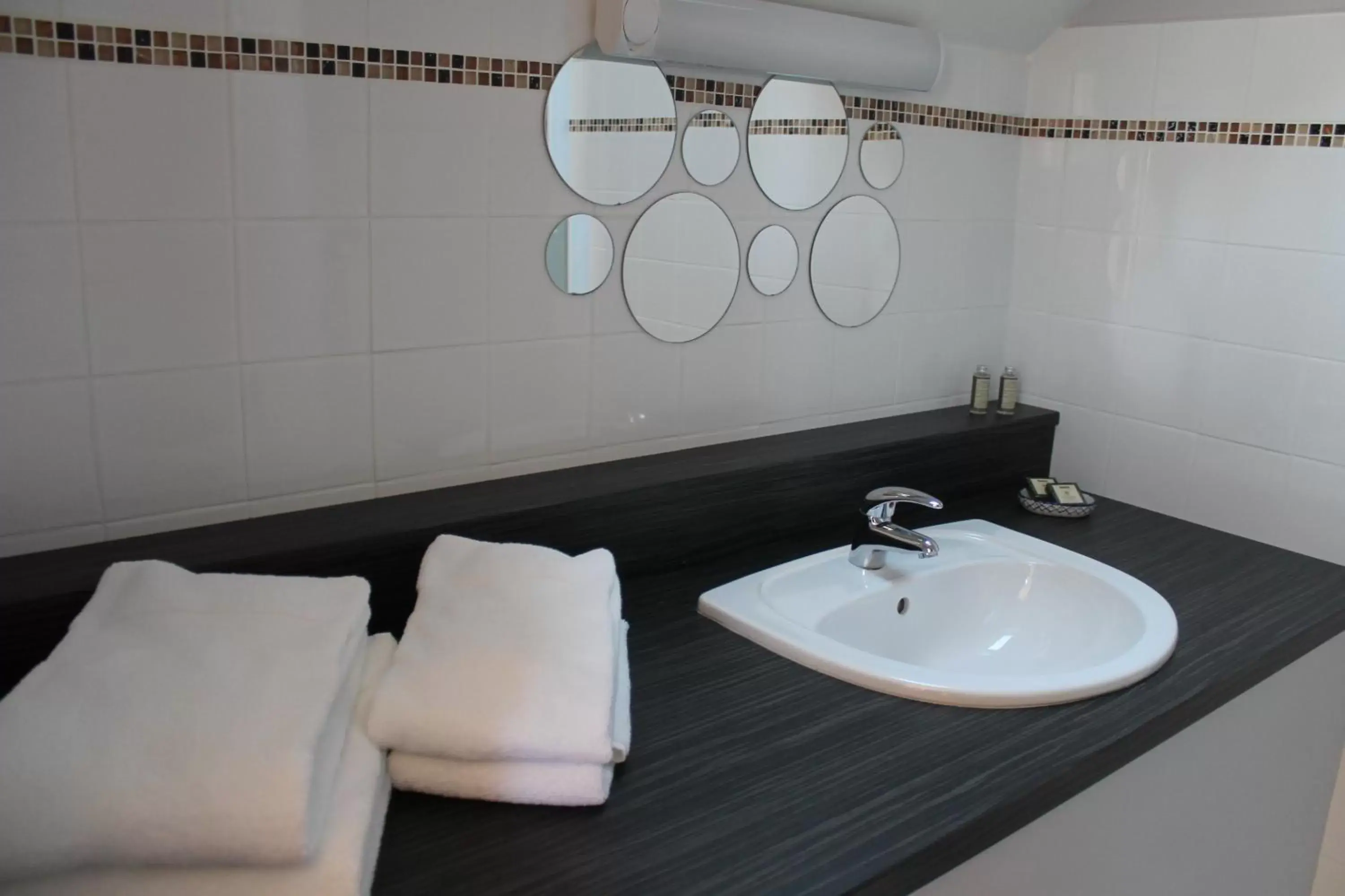 Bathroom in L'Hostellerie d'Acquigny