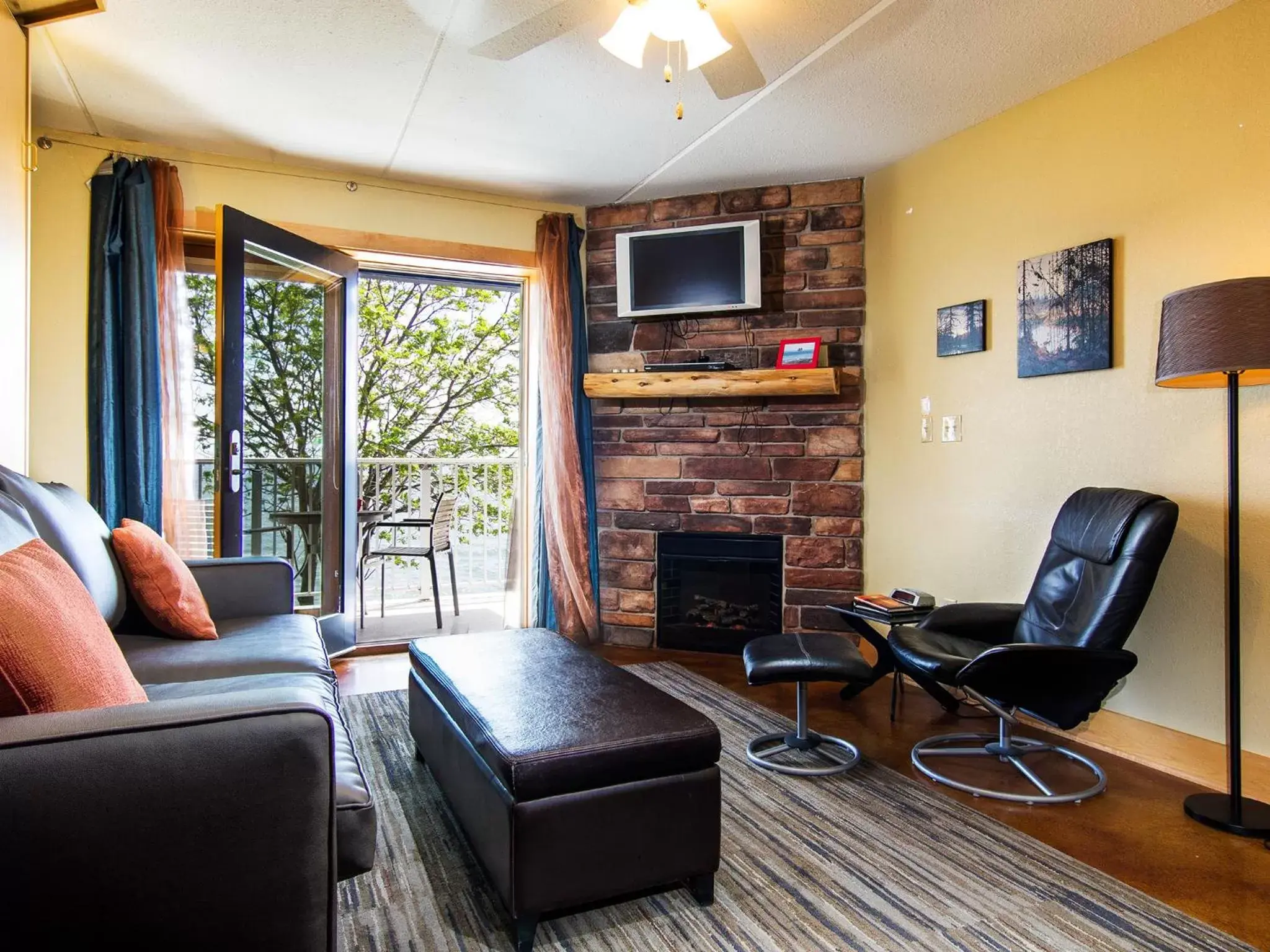 Living room, Lounge/Bar in East Bay Suites
