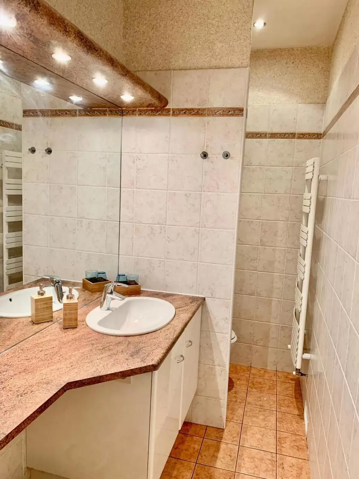 Shower, Bathroom in Le Barry du Grand Chemin