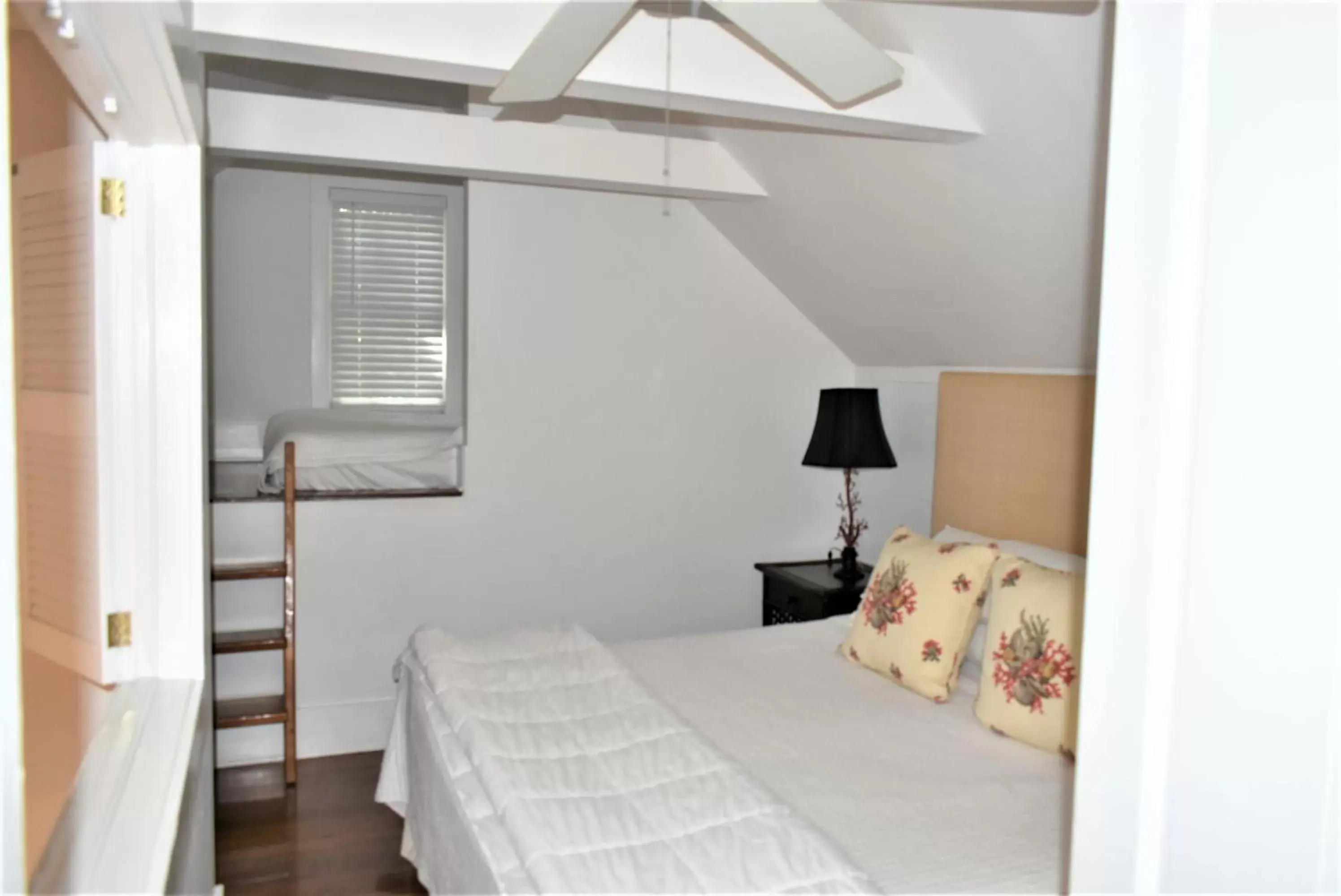 Bedroom, Bed in Simonton Court Historic Inn & Cottages