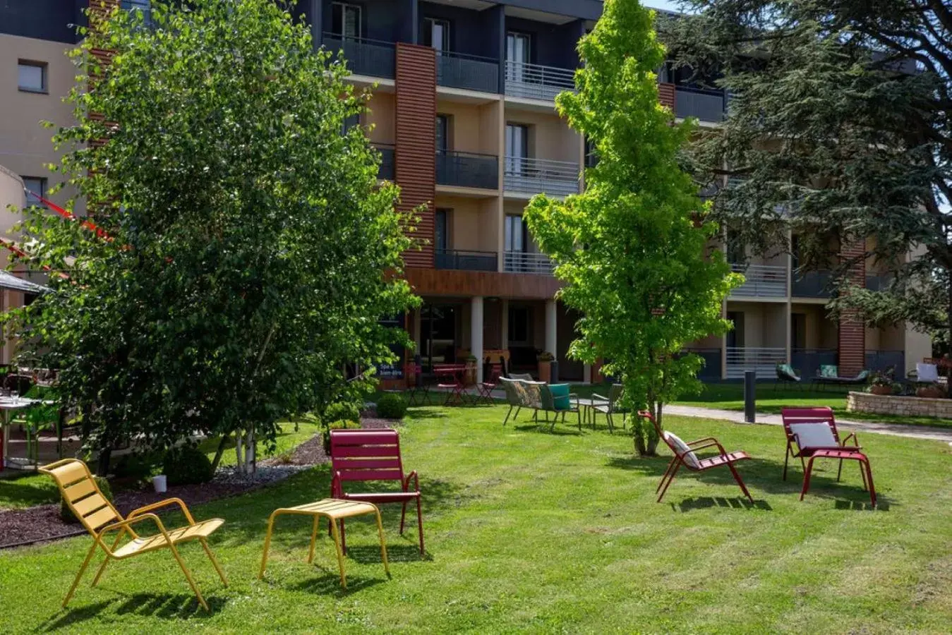 Garden, Property Building in BEST WESTERN La Porte des Châteaux