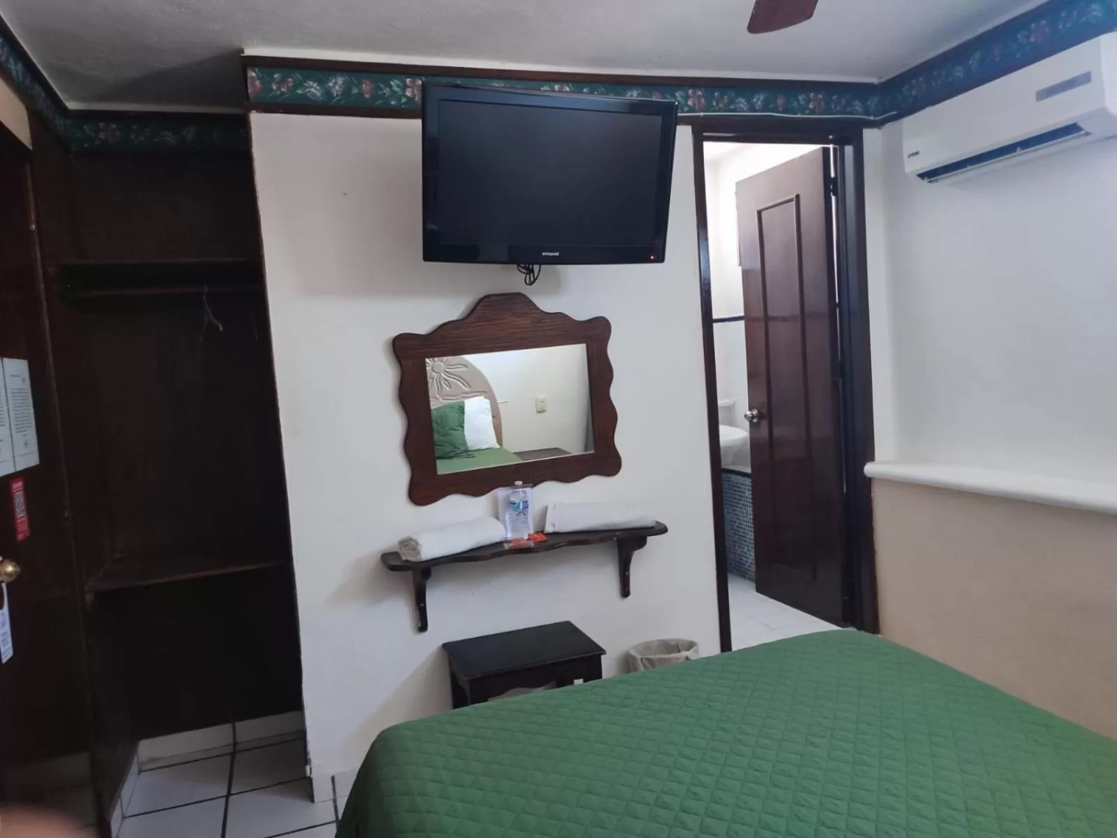 TV and multimedia, TV/Entertainment Center in Hotel Rath