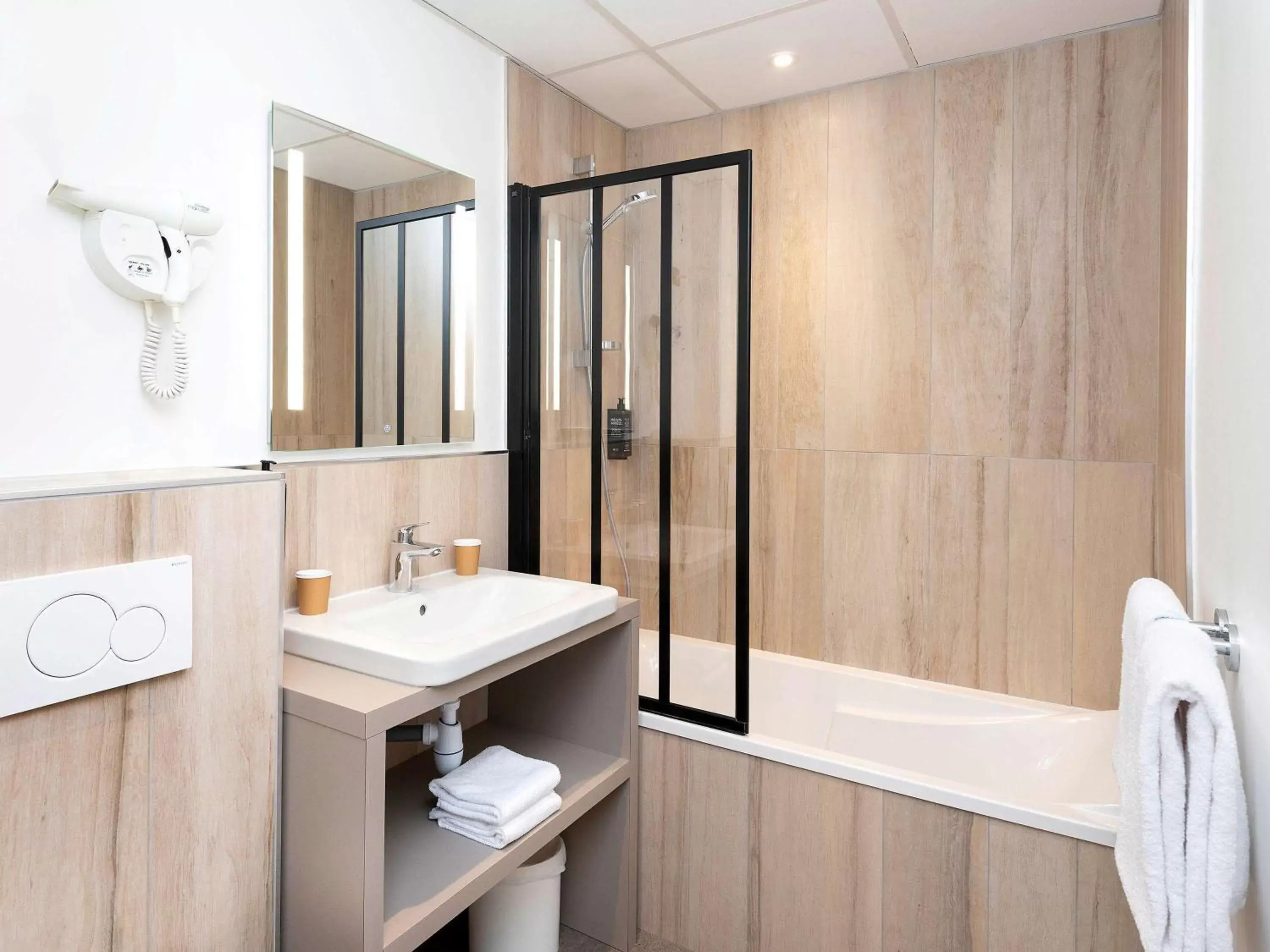 Bedroom, Bathroom in ibis Styles Macon Centre