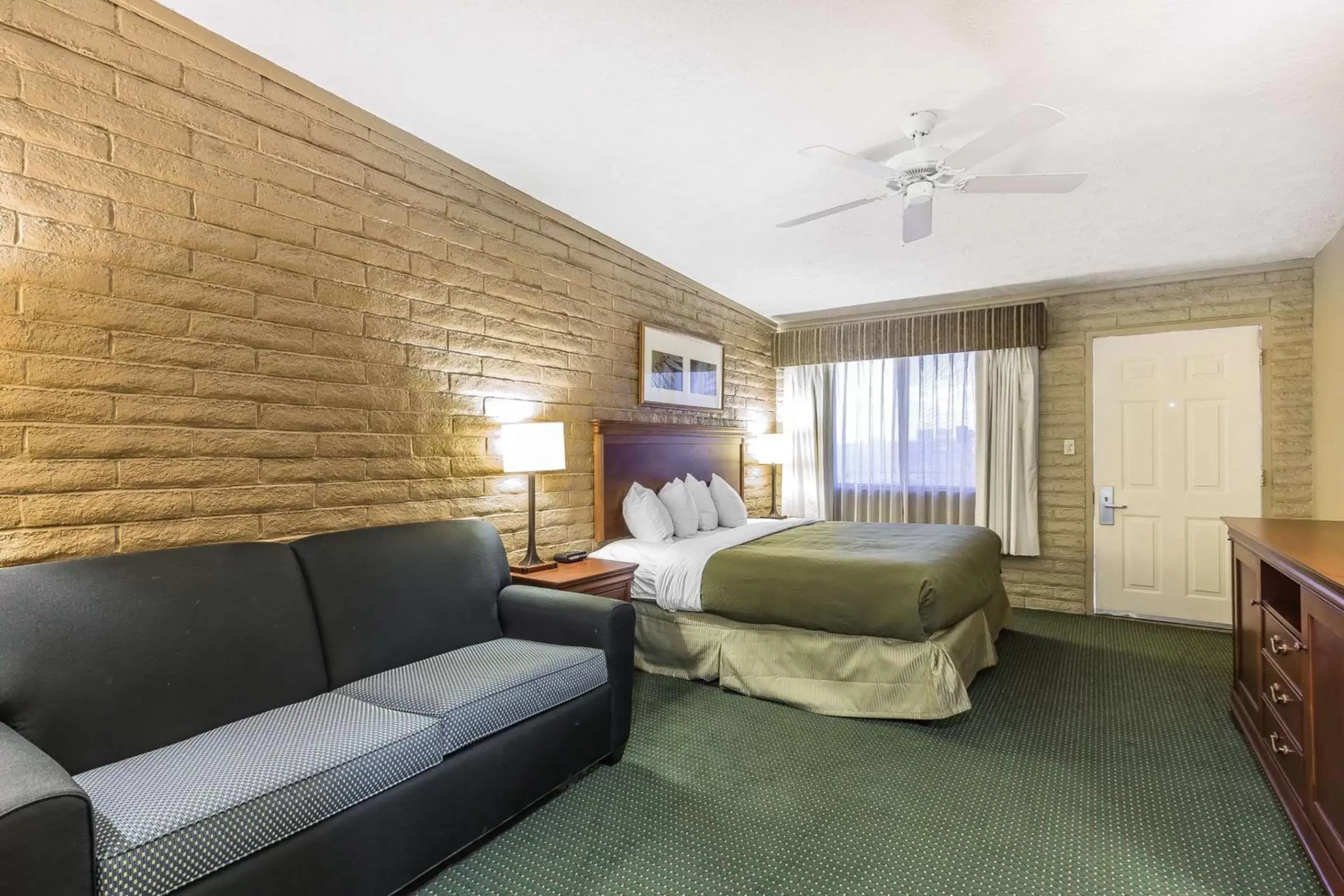 King Room with Mountain View - Non-Smoking in Quality Inn Washington - St George North