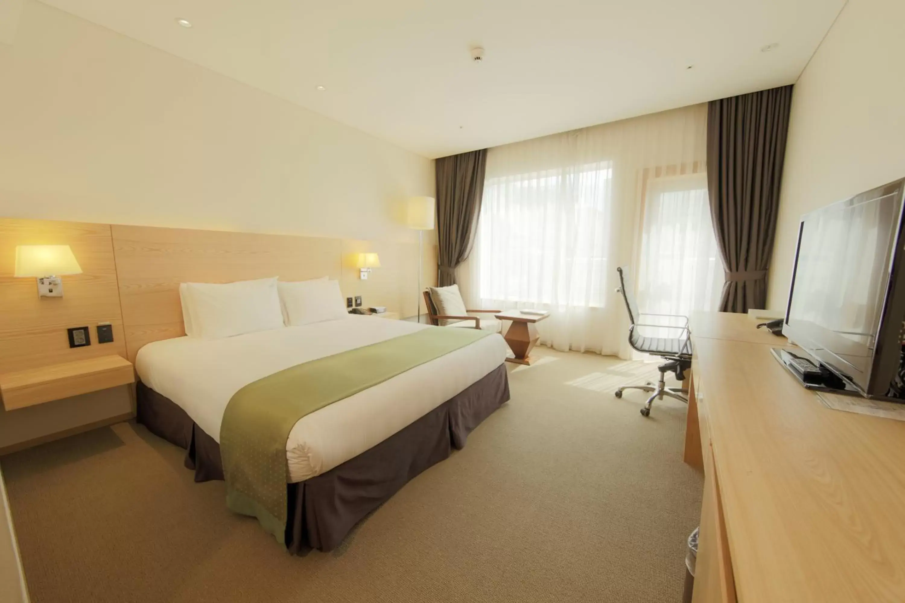 Photo of the whole room, Bed in Holiday Inn Gwangju, an IHG Hotel