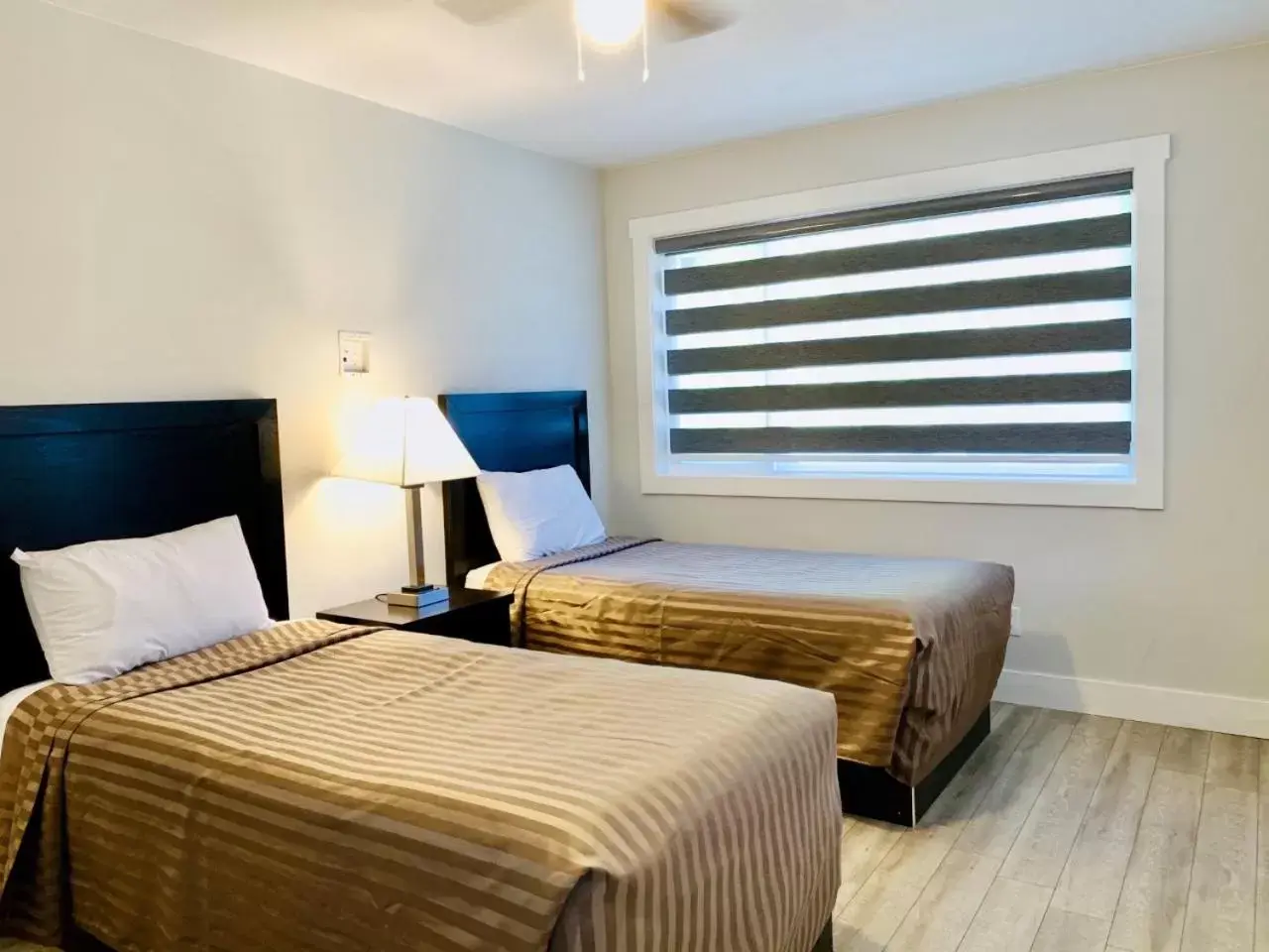 Bedroom, Bed in Traveler's Motel Penticton