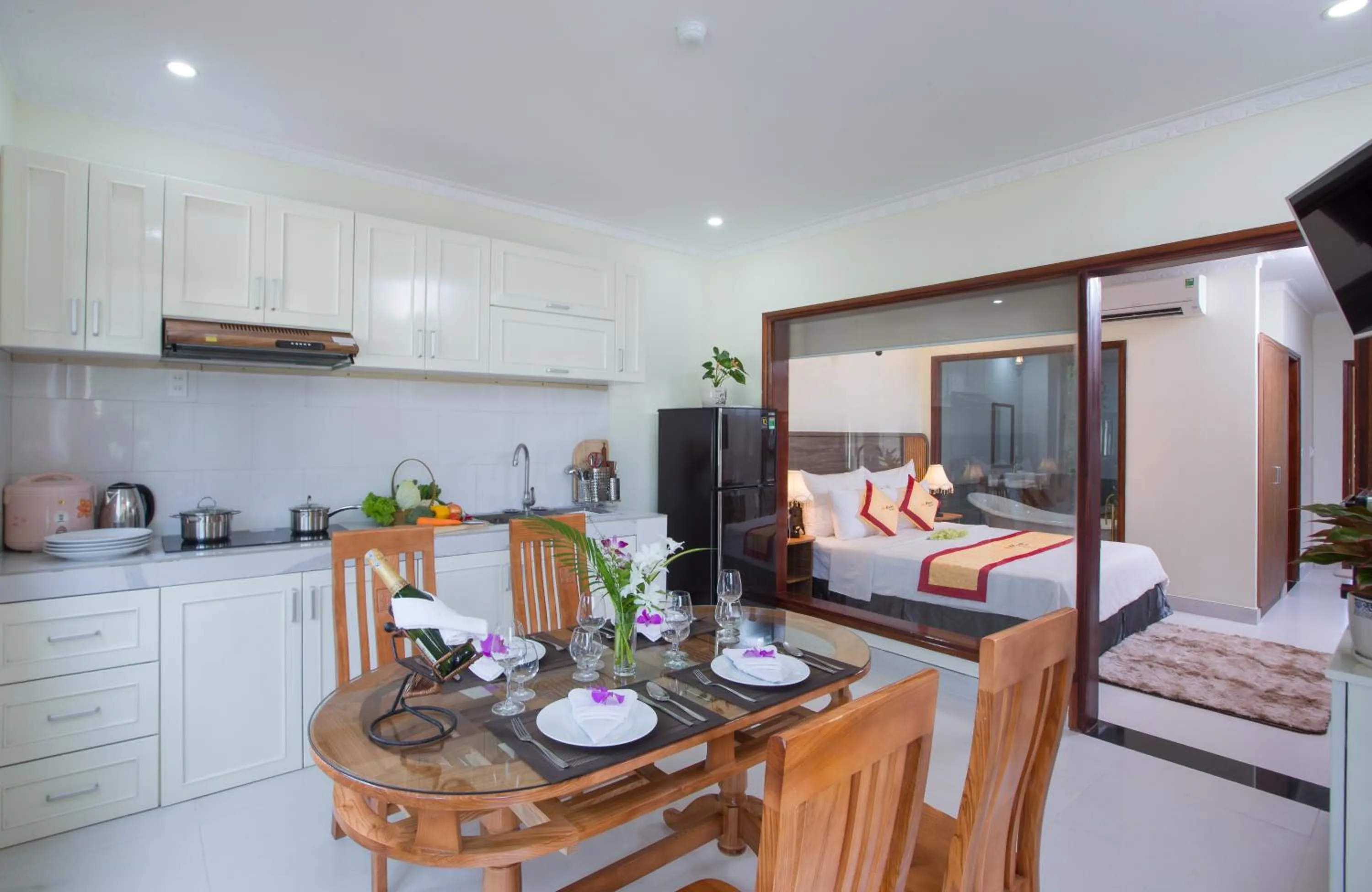 Kitchen or kitchenette in Elwood Premier Resort Phu Quoc