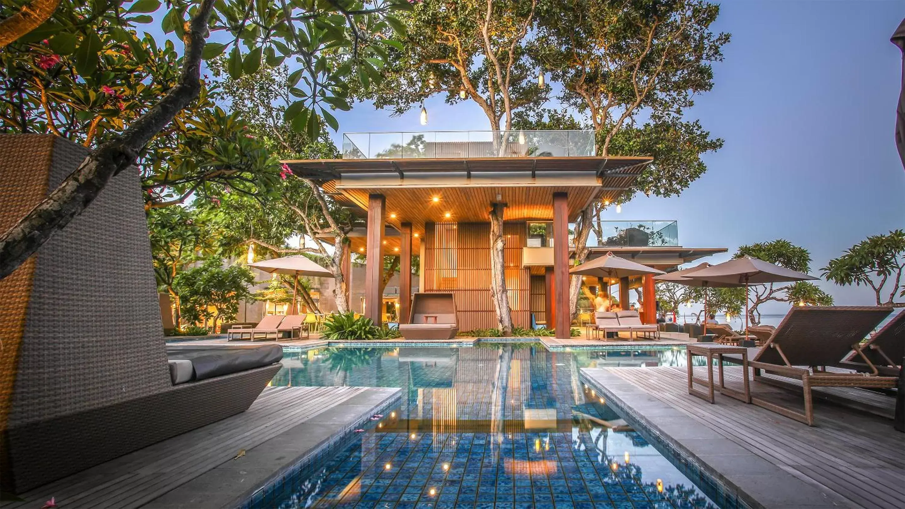 Lounge or bar, Swimming Pool in Maya Sanur Resort & Spa