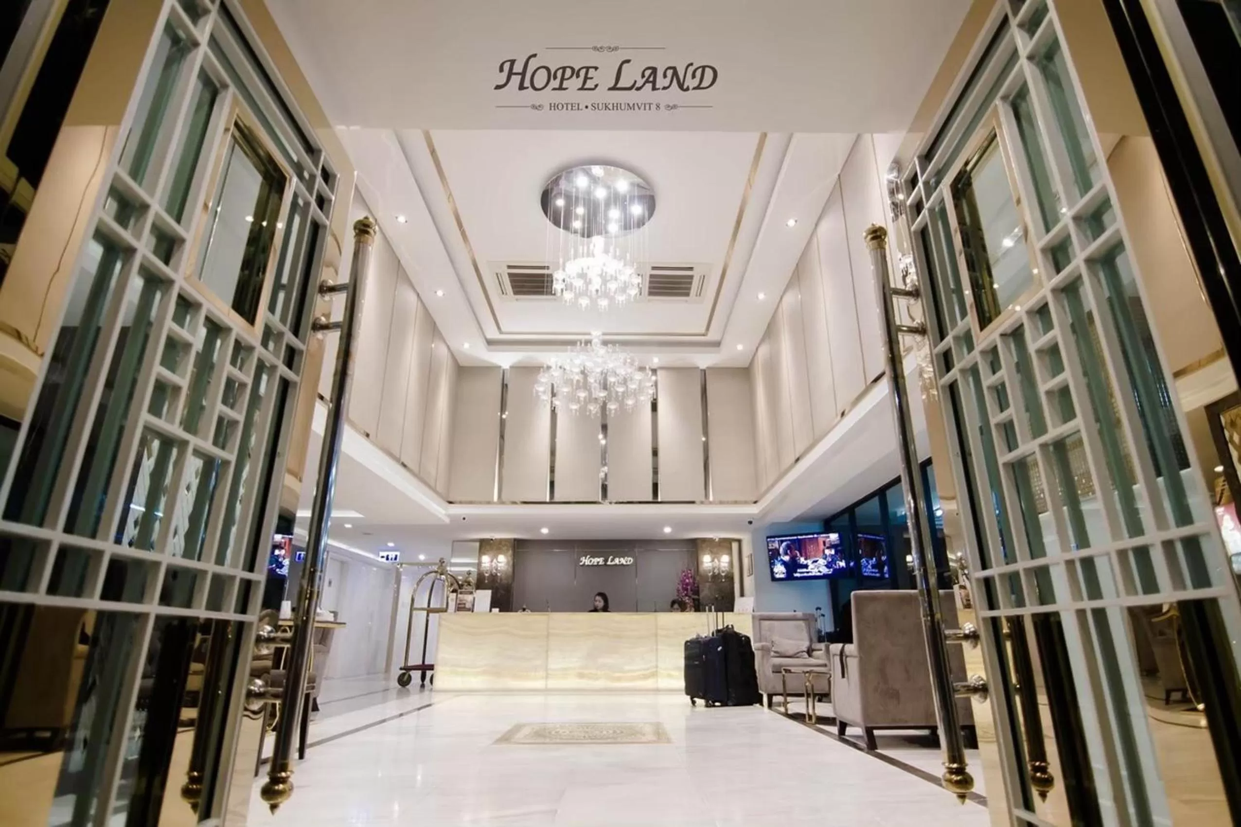 Facade/entrance in Hope Land Hotel Sukhumvit 8