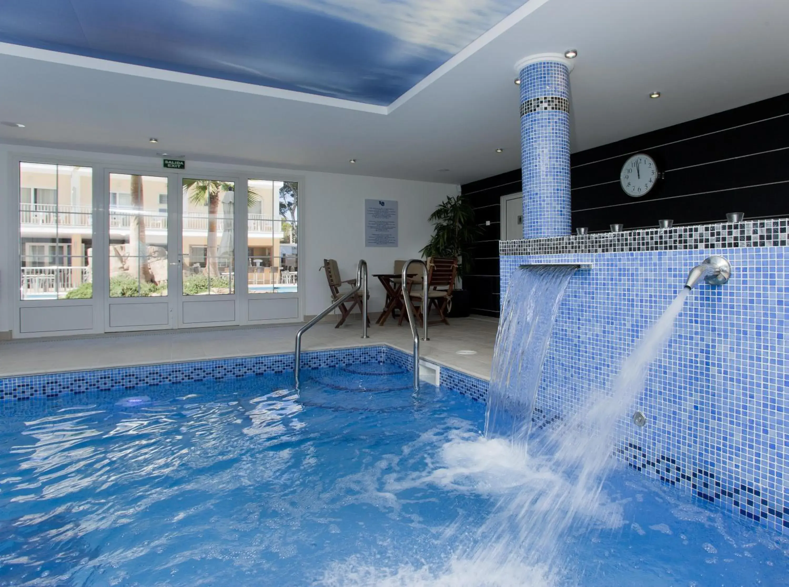 Hot Spring Bath, Swimming Pool in Hotel Capricho