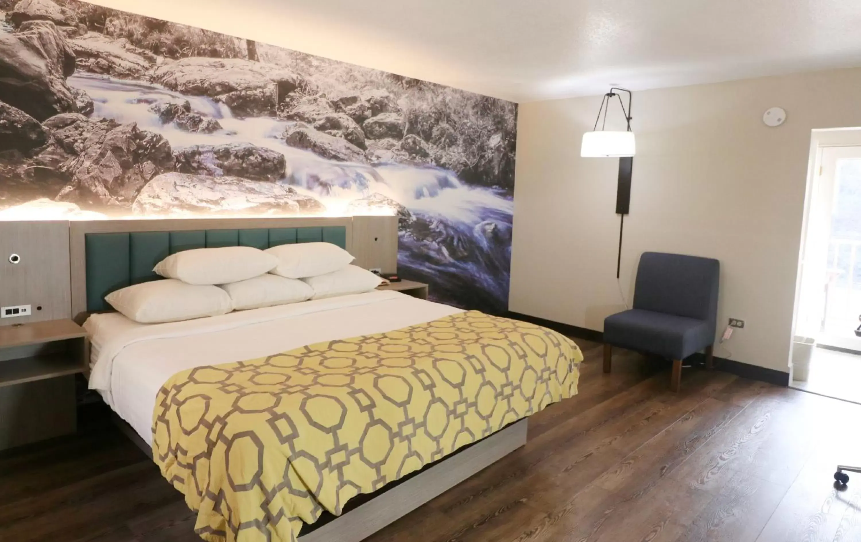 Photo of the whole room, Bed in Baymont by Wyndham Gatlinburg On The River Photo of the whole room, Bed in Baymont by Wyndham Gatlinburg On The River