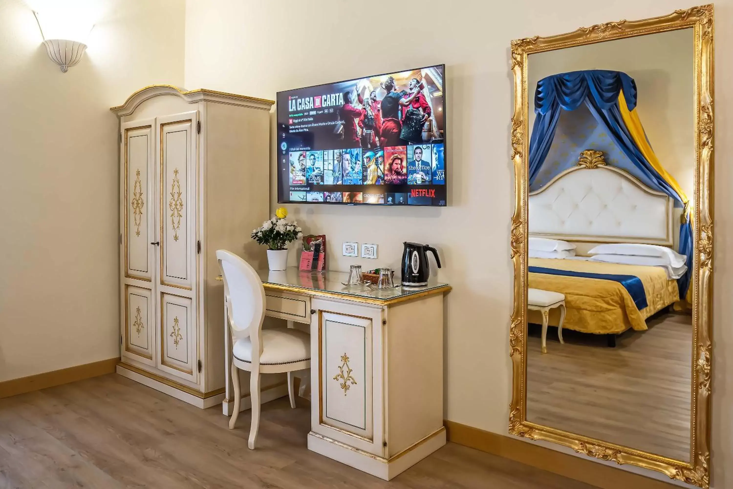 Bed, TV/Entertainment Center in Hotel Porta Faenza