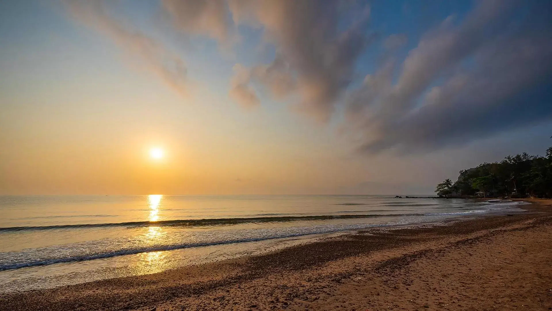 Beach, Sunrise/Sunset in Ban Saithong Beach Resort