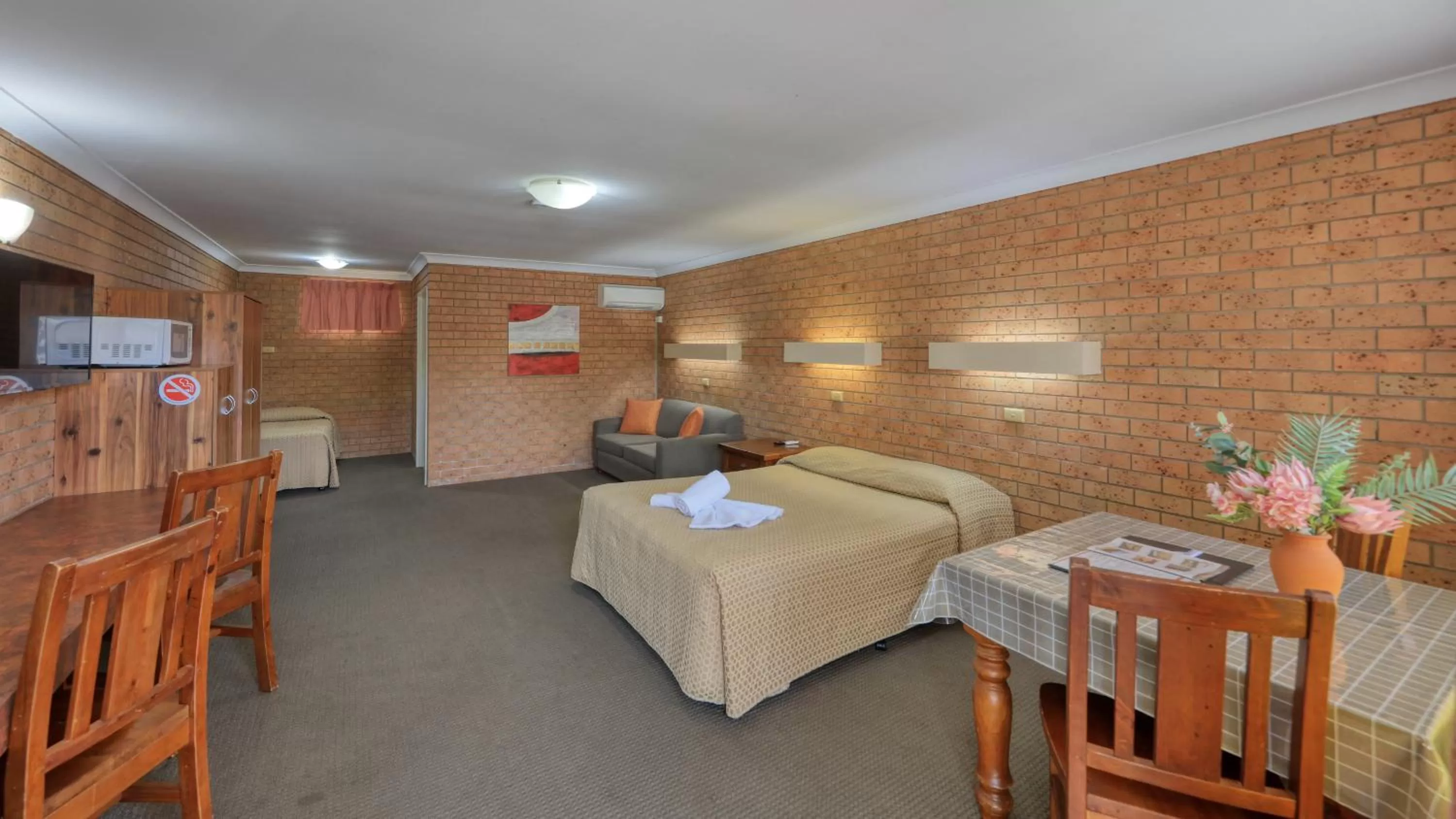 Bedroom, Bed in James Street Motor Inn