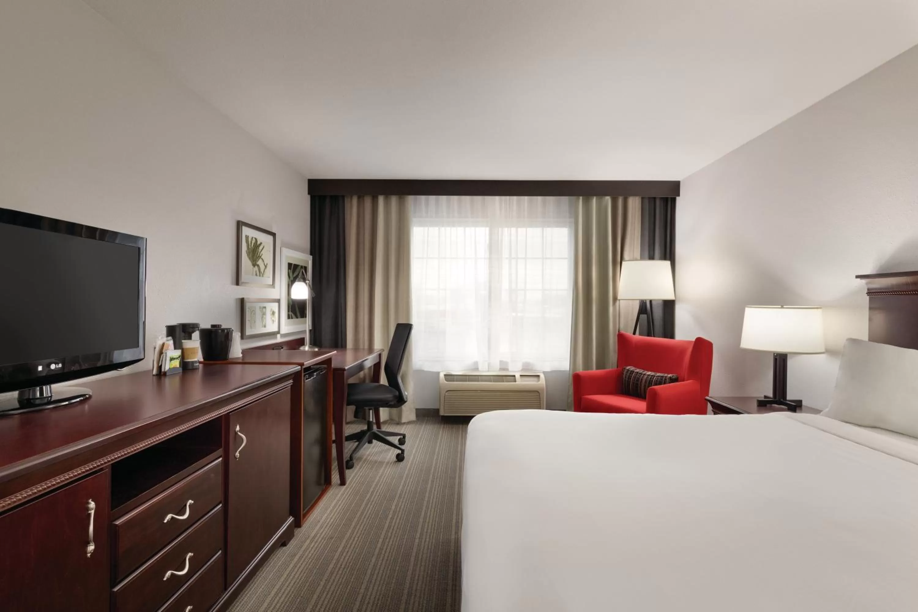 Photo of the whole room, Bed in Country Inn & Suites by Radisson, Madison, AL