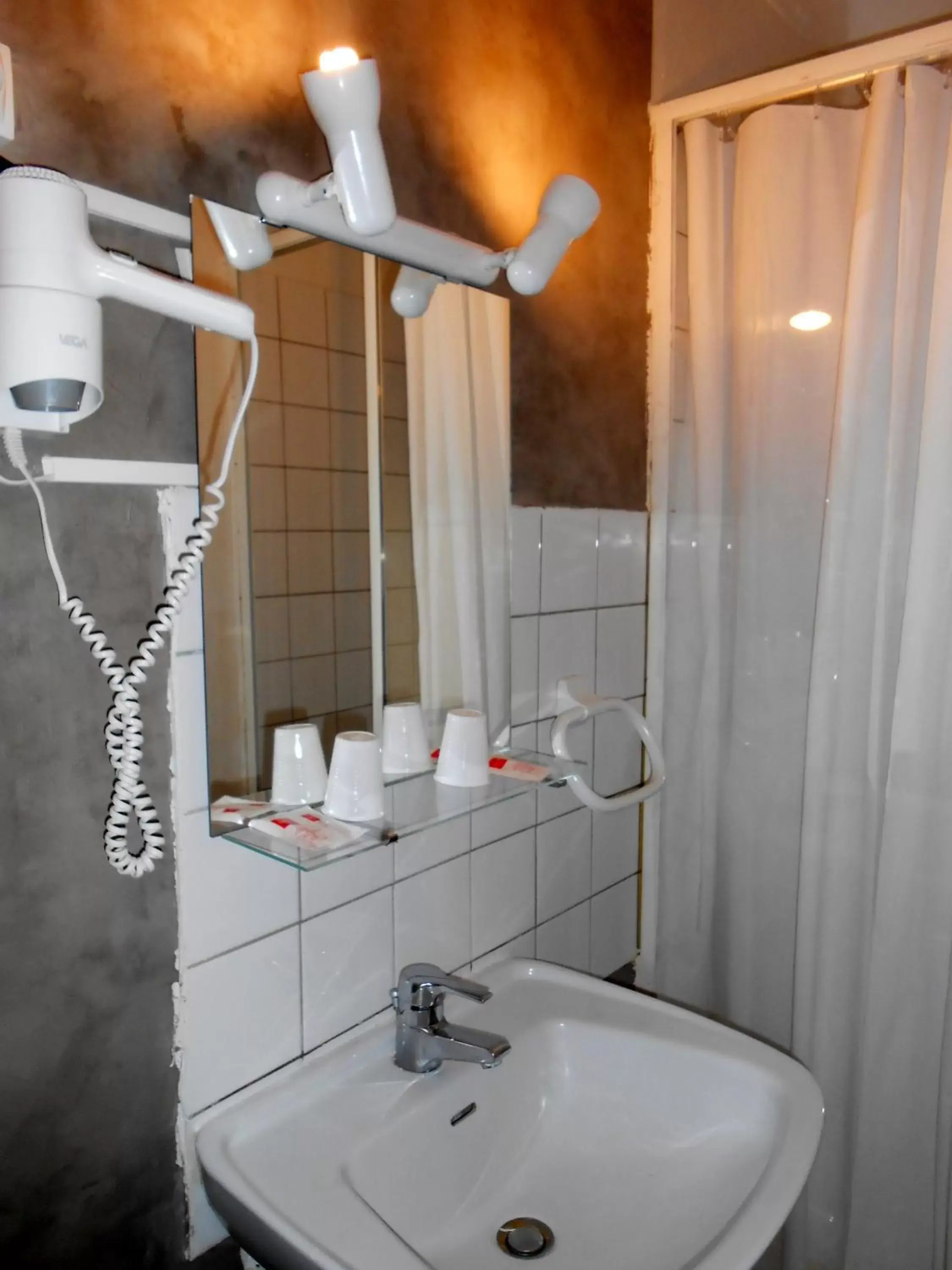 Bathroom in Hôtel-restaurant le Palais