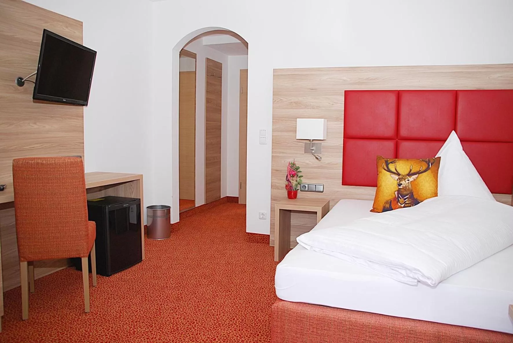 Photo of the whole room, Bed in Hotel Isartaler Hof