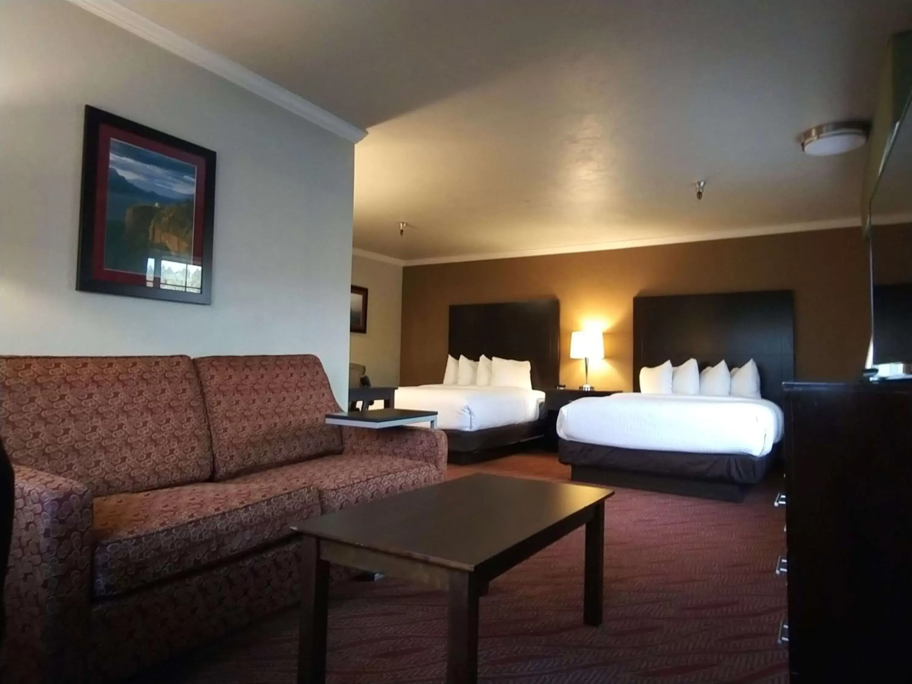 Photo of the whole room, Bed in Best Western Plus Parkway Inn
