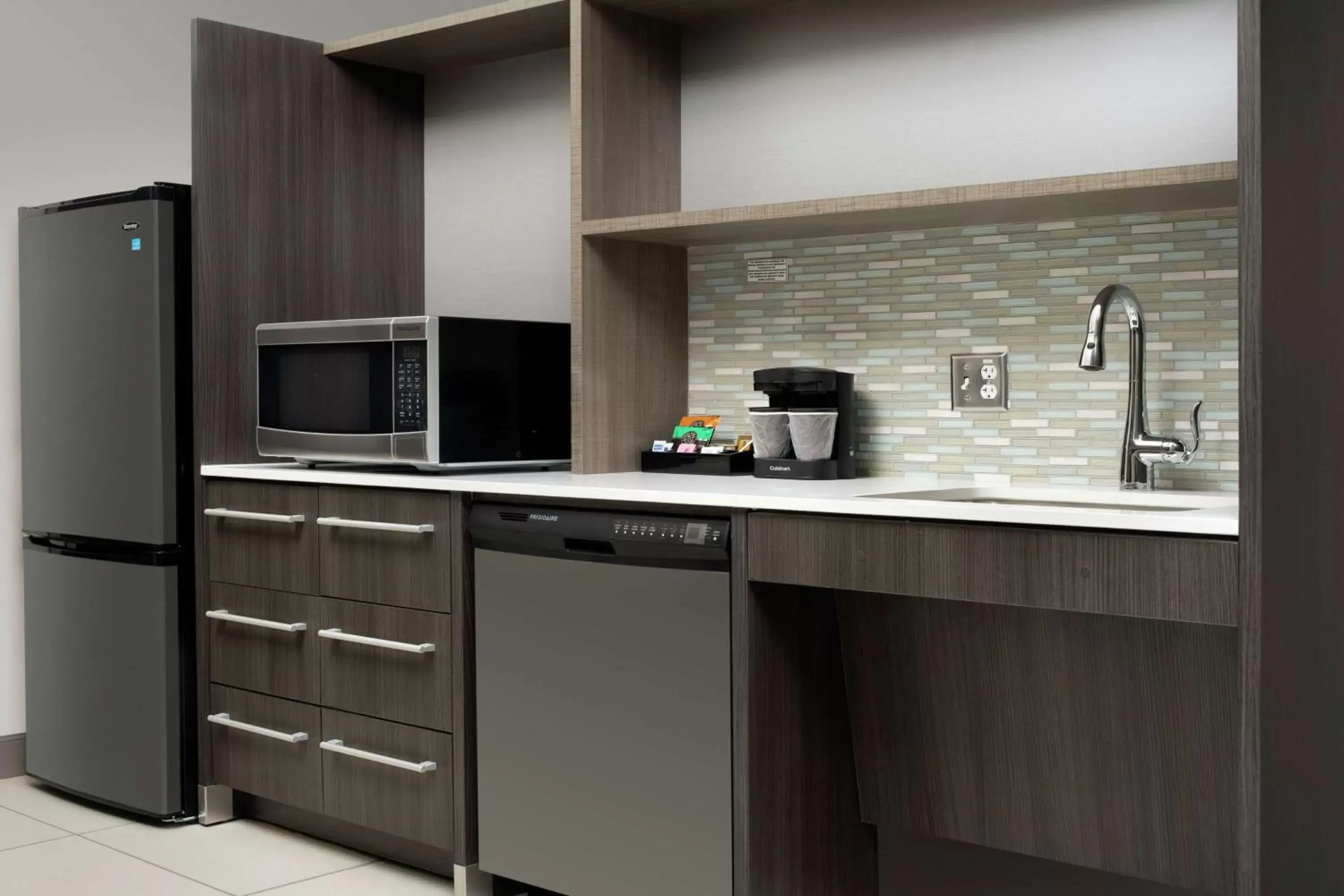 Kitchen or kitchenette, Kitchen/Kitchenette in Home2 Suites by Hilton Phoenix Airport South