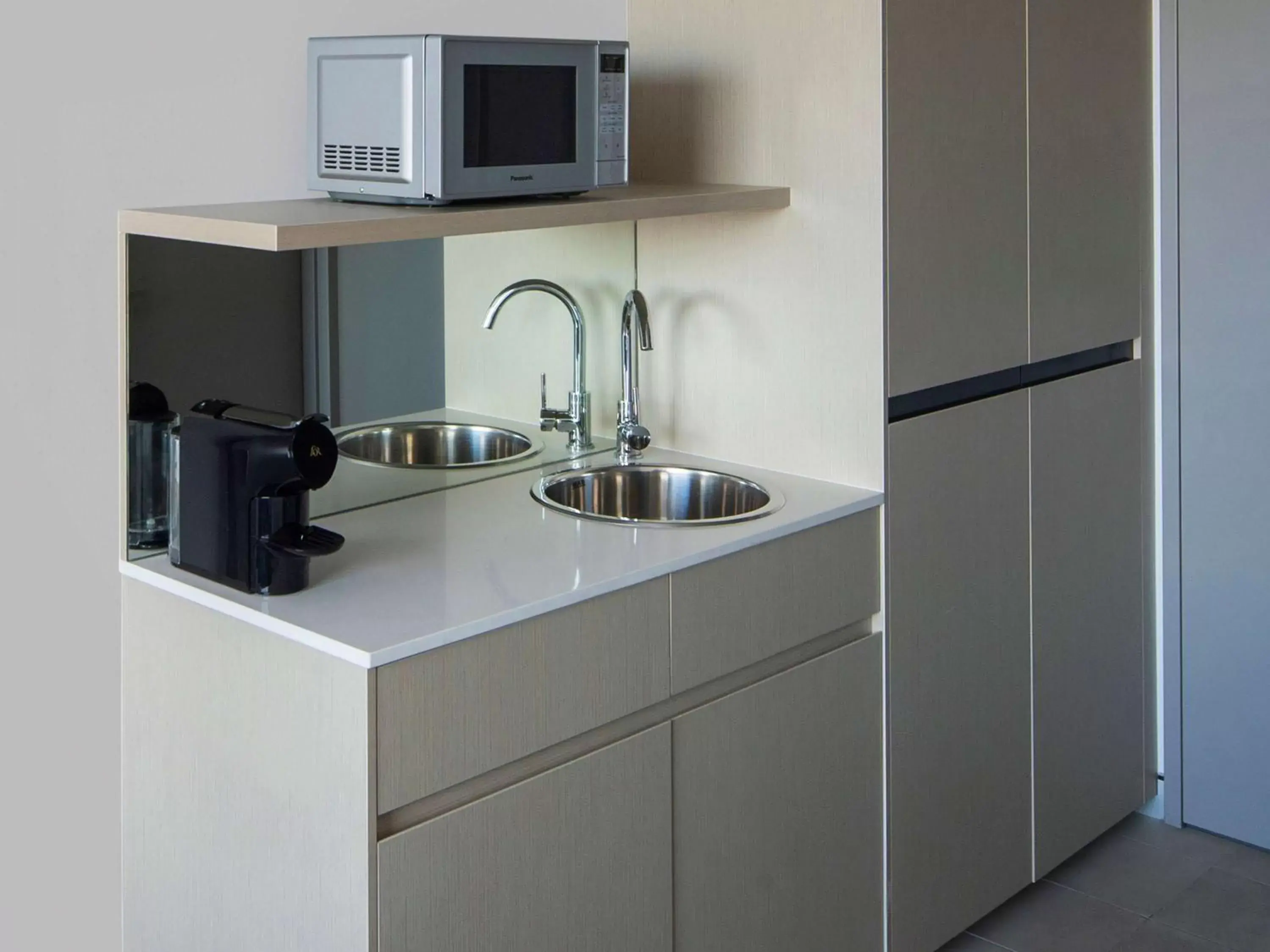 Bedroom, Kitchen/Kitchenette in Mercure Sydney Bankstown