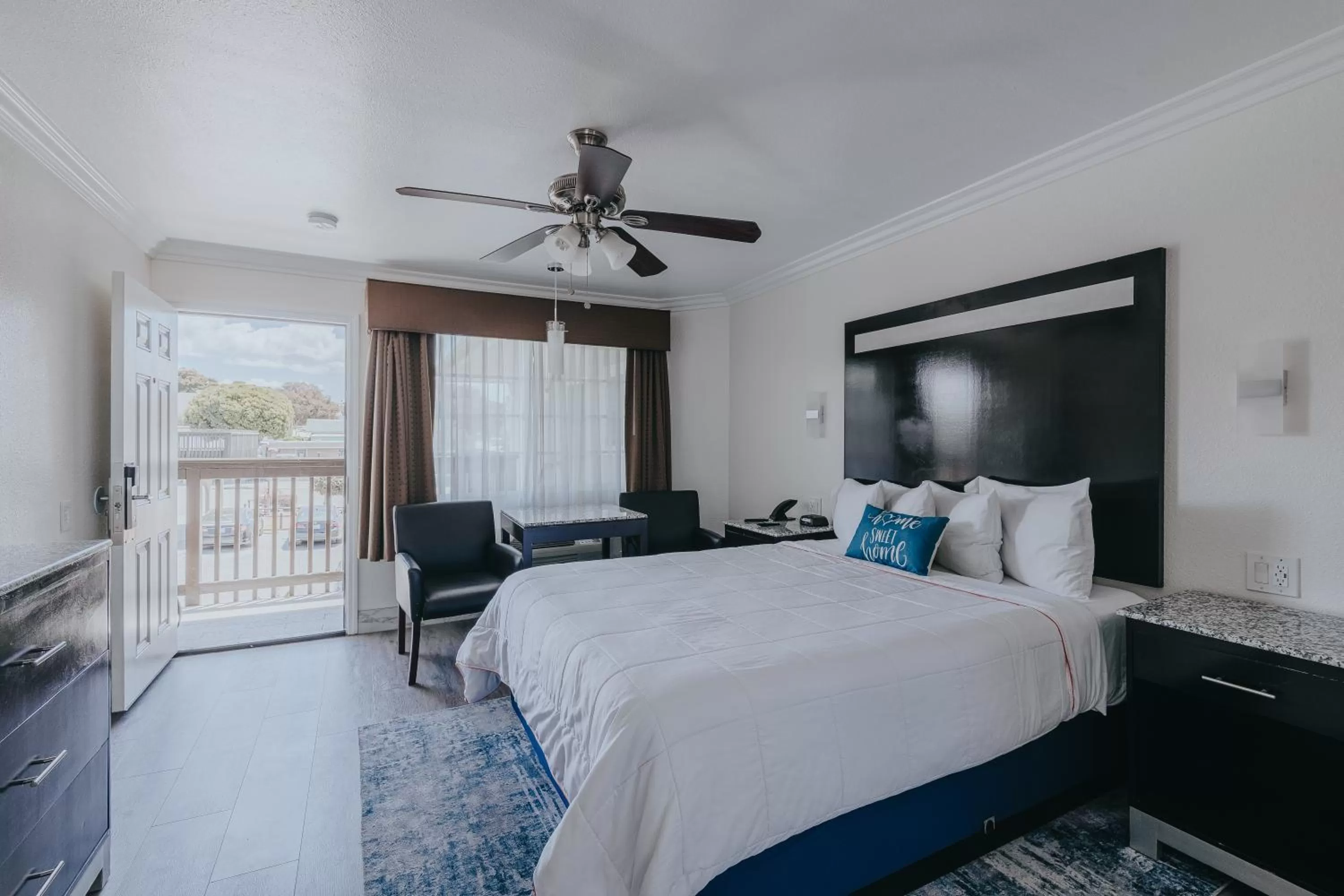 Photo of the whole room, Bed in Sea Air Inn & Suites - Downtown - Restaurant Row