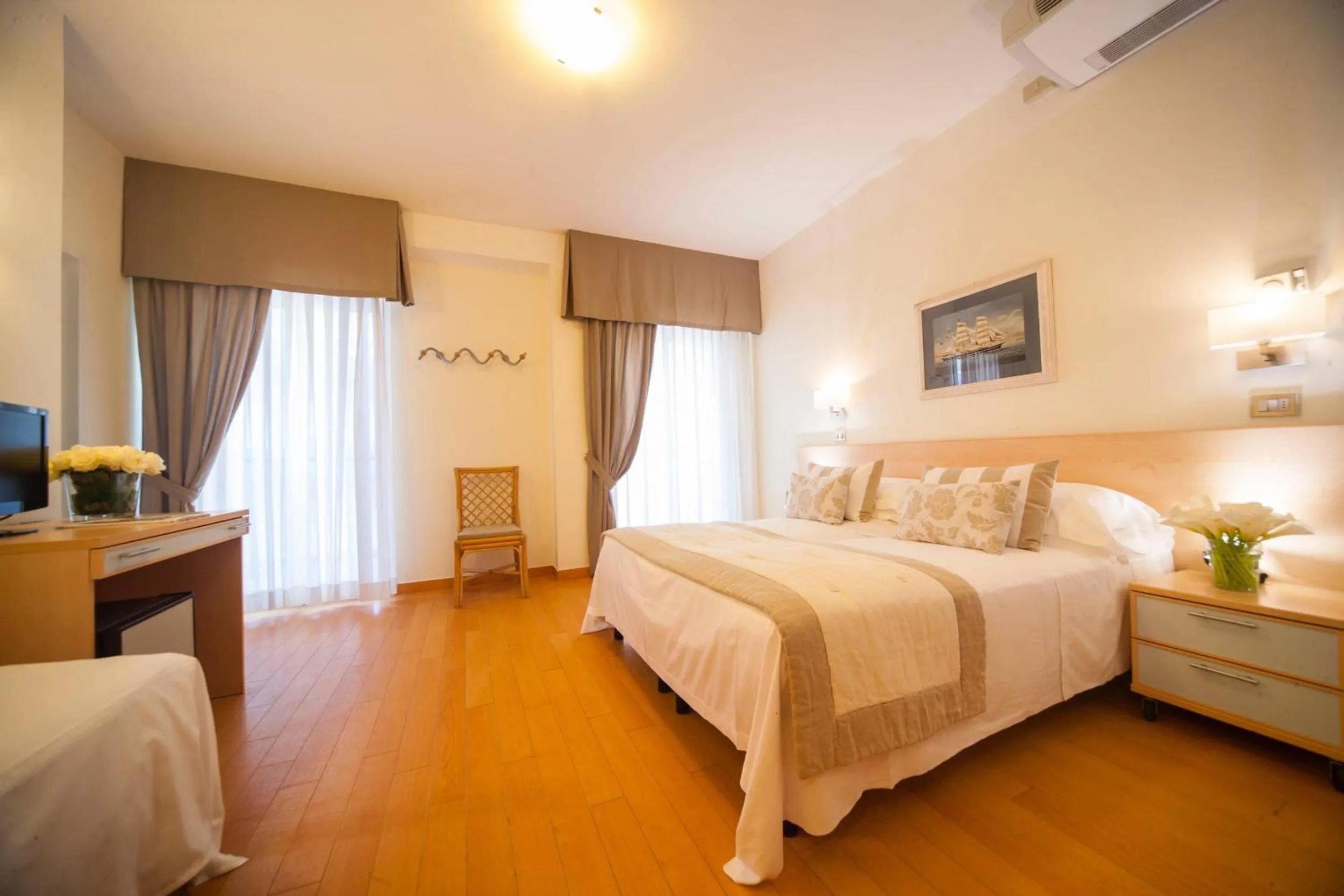 Photo of the whole room, Bed in Hotel Mon Cheri