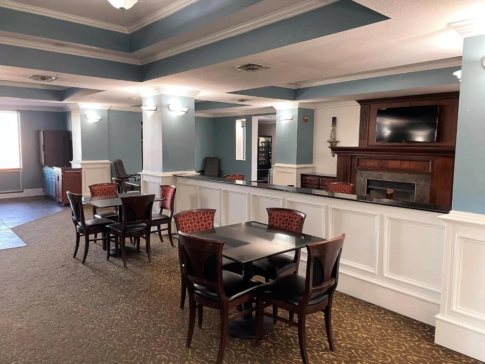 Dining area in Rodeway Inn & Suites