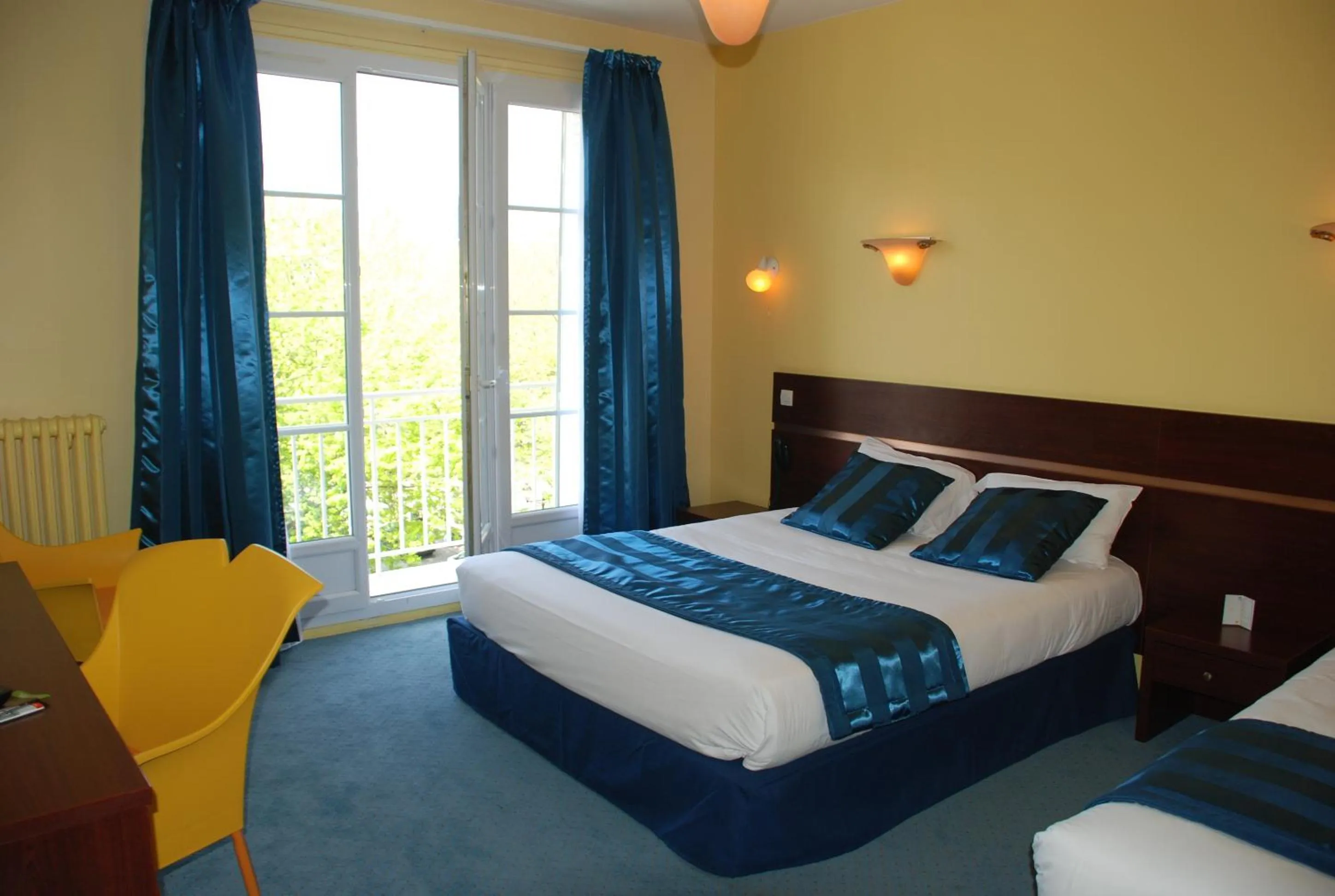 Photo of the whole room, Bed in The Originals City, Hôtel Cathédrale, Lisieux