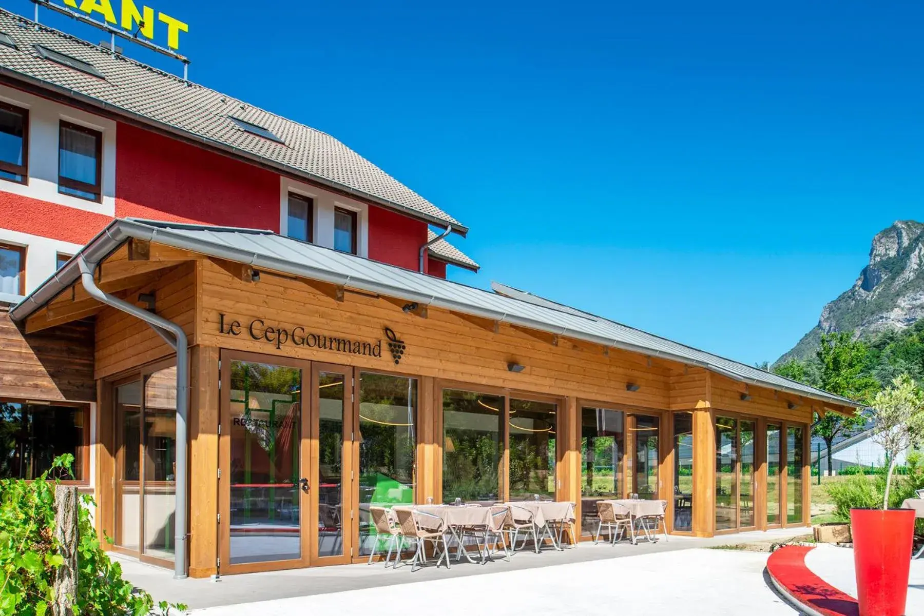 Facade/entrance in La Clé Des Champs Facade/entrance in La Clé Des Champs