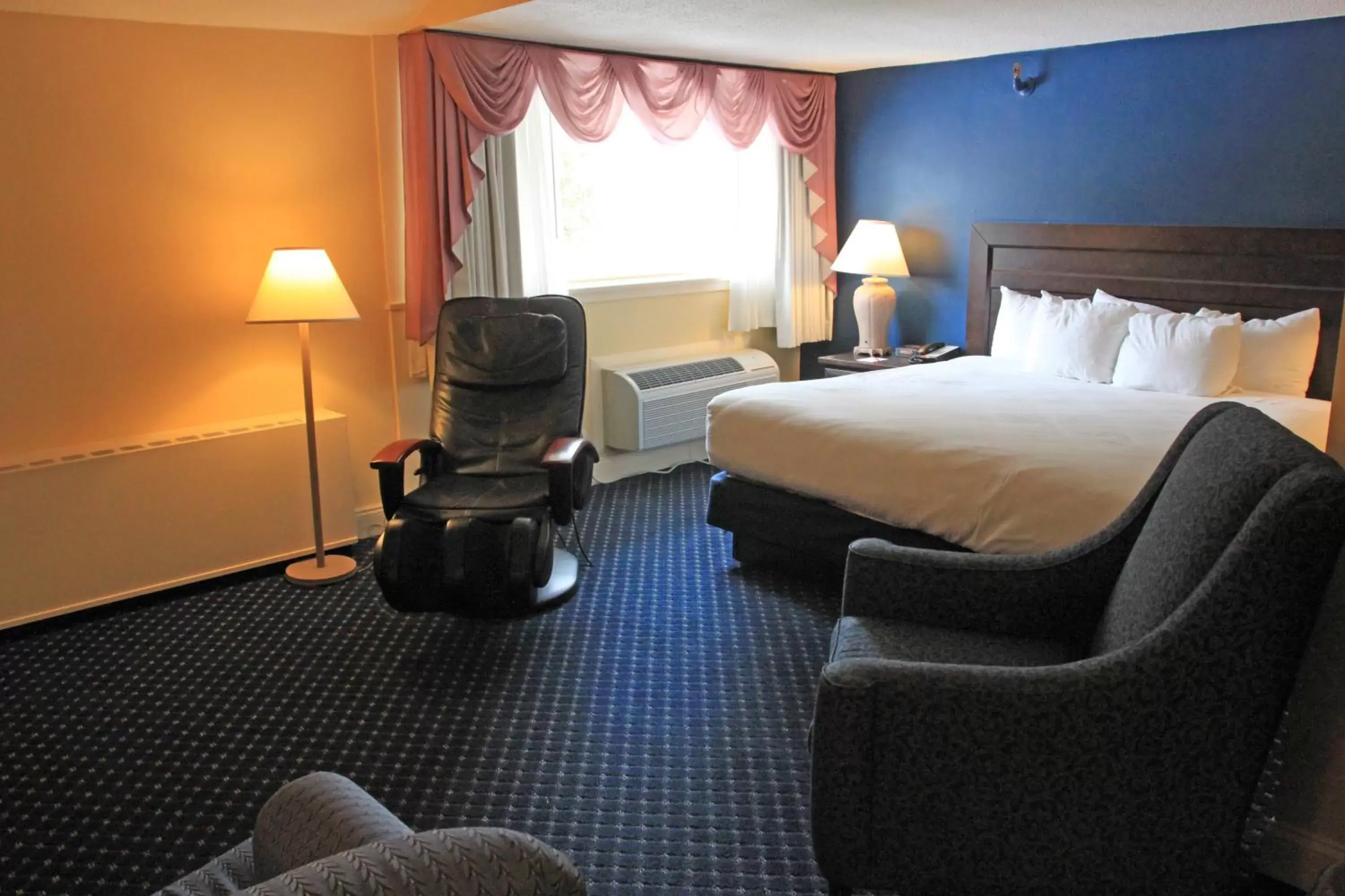 Bedroom in Fireside Inn & Suites Waterville