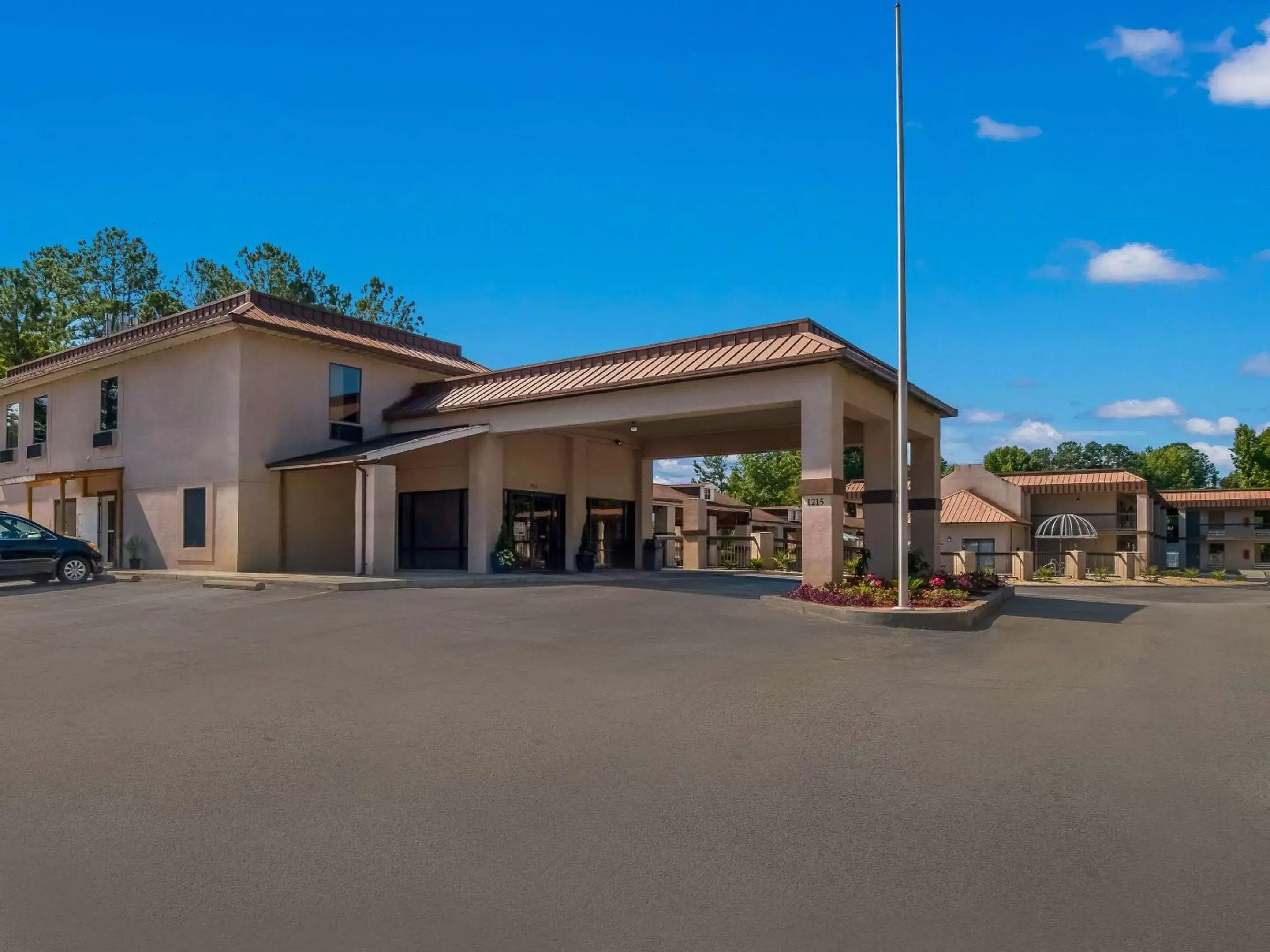 Property Building in Rodeway Inn