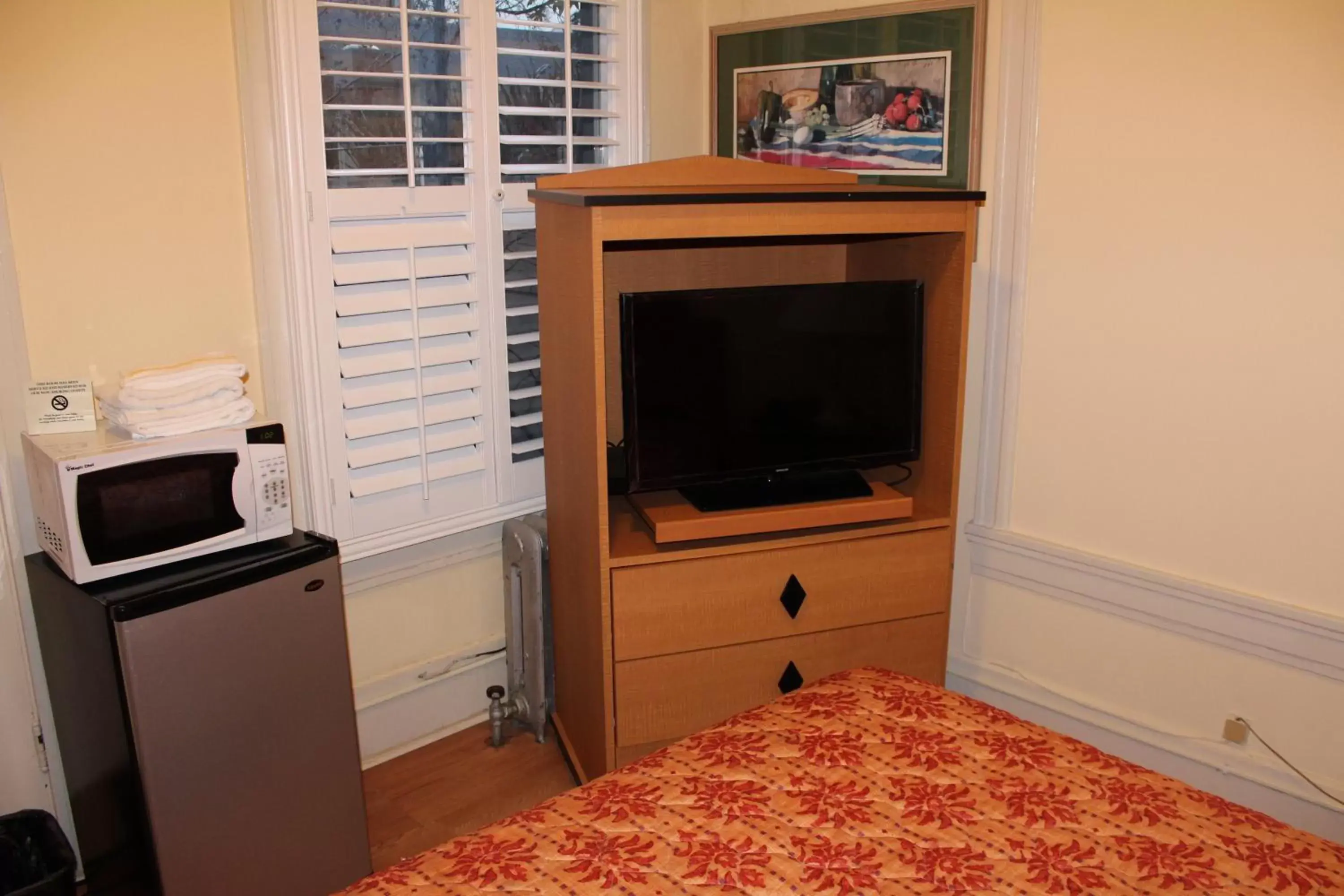 TV and multimedia, TV/Entertainment Center in Layne Hotel