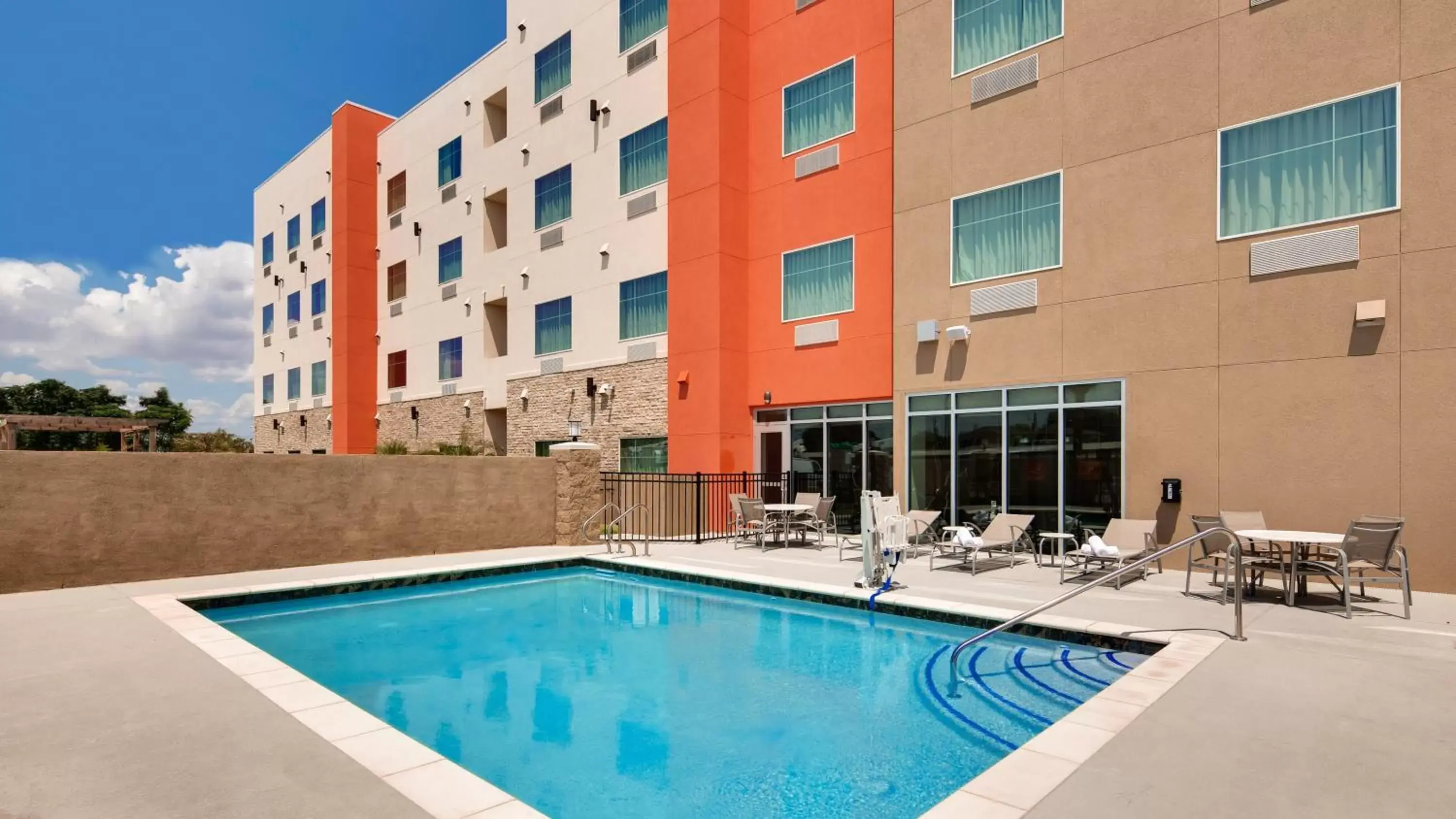 Swimming Pool in Best Western Executive Residency IH-37 Corpus Christi