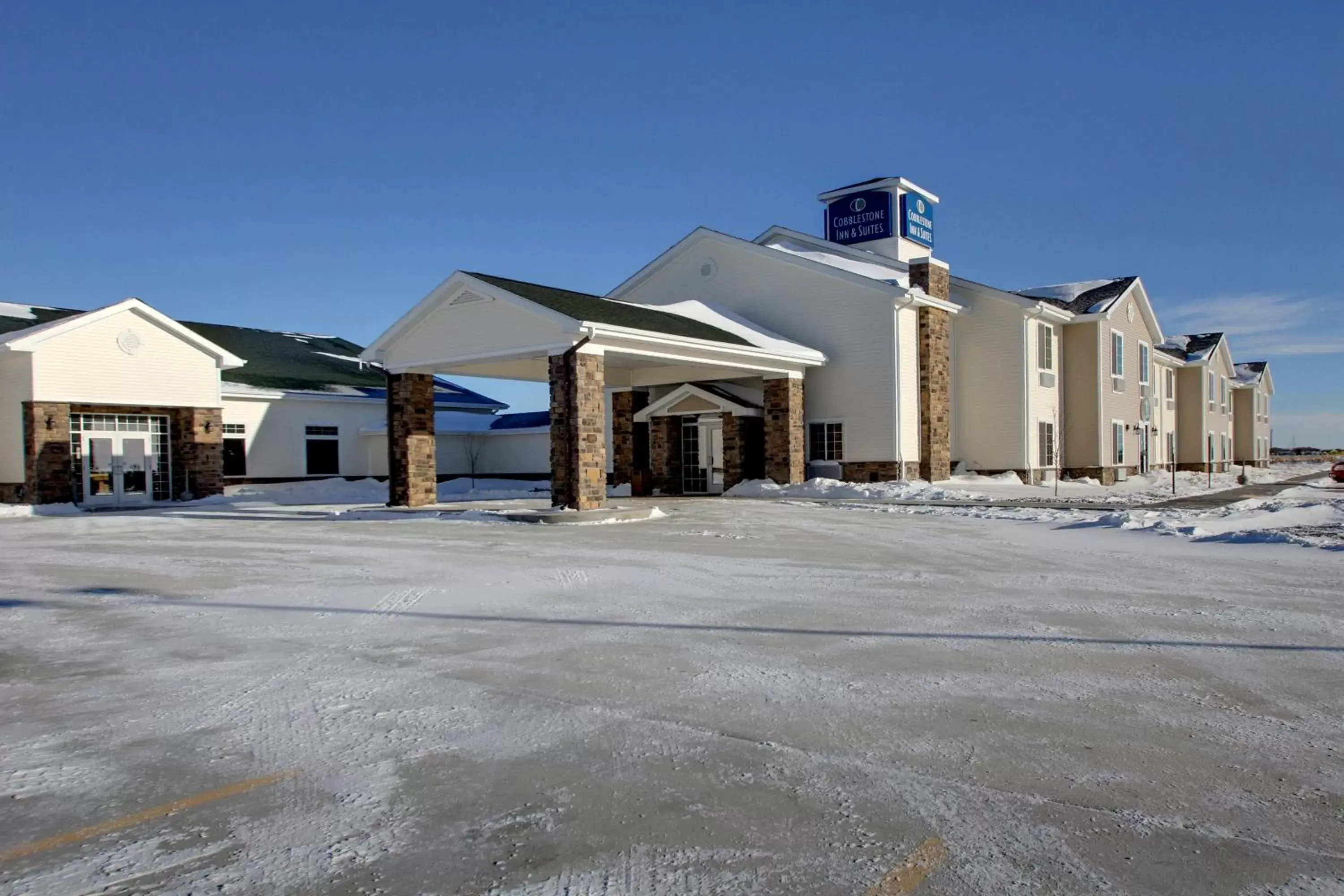 Facade/entrance, Property Building in Cobblestone Inn & Suites - Bottineau