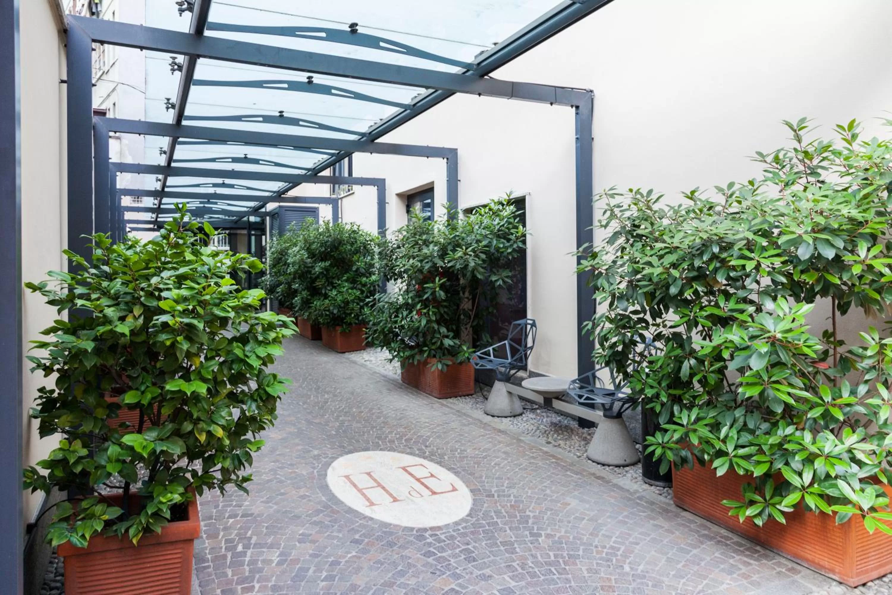Facade/entrance in Hotel Des Etrangers