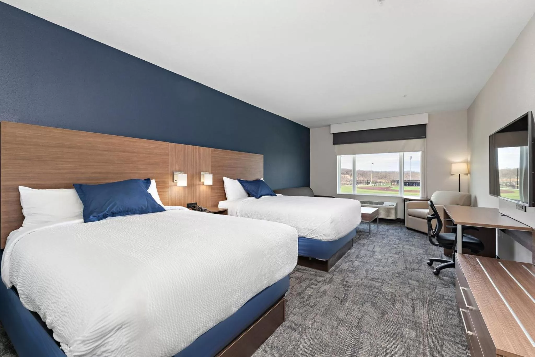 Photo of the whole room, Bed in Holiday Inn Express Kansas City North Parkville by IHG
