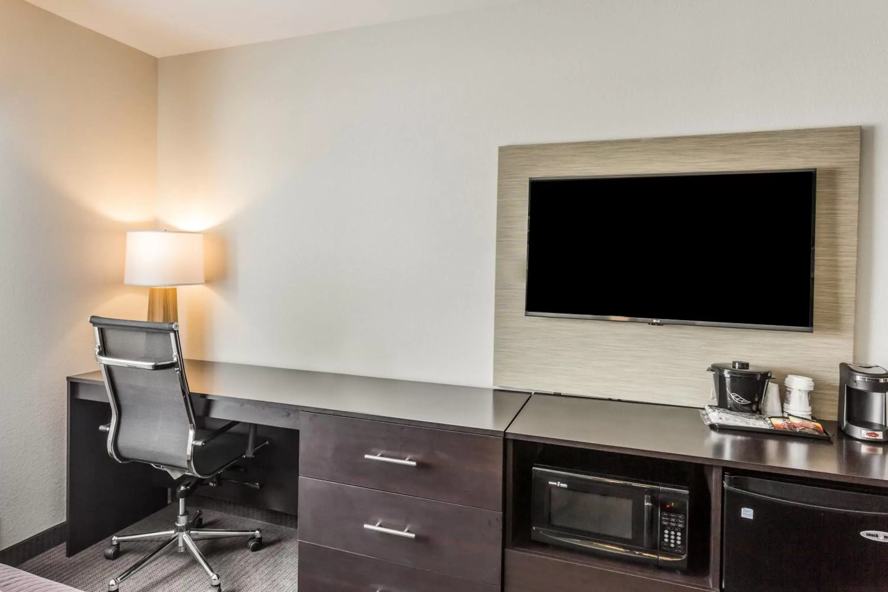 TV and multimedia, TV/Entertainment Center in Sleep Inn & Suites Dayton