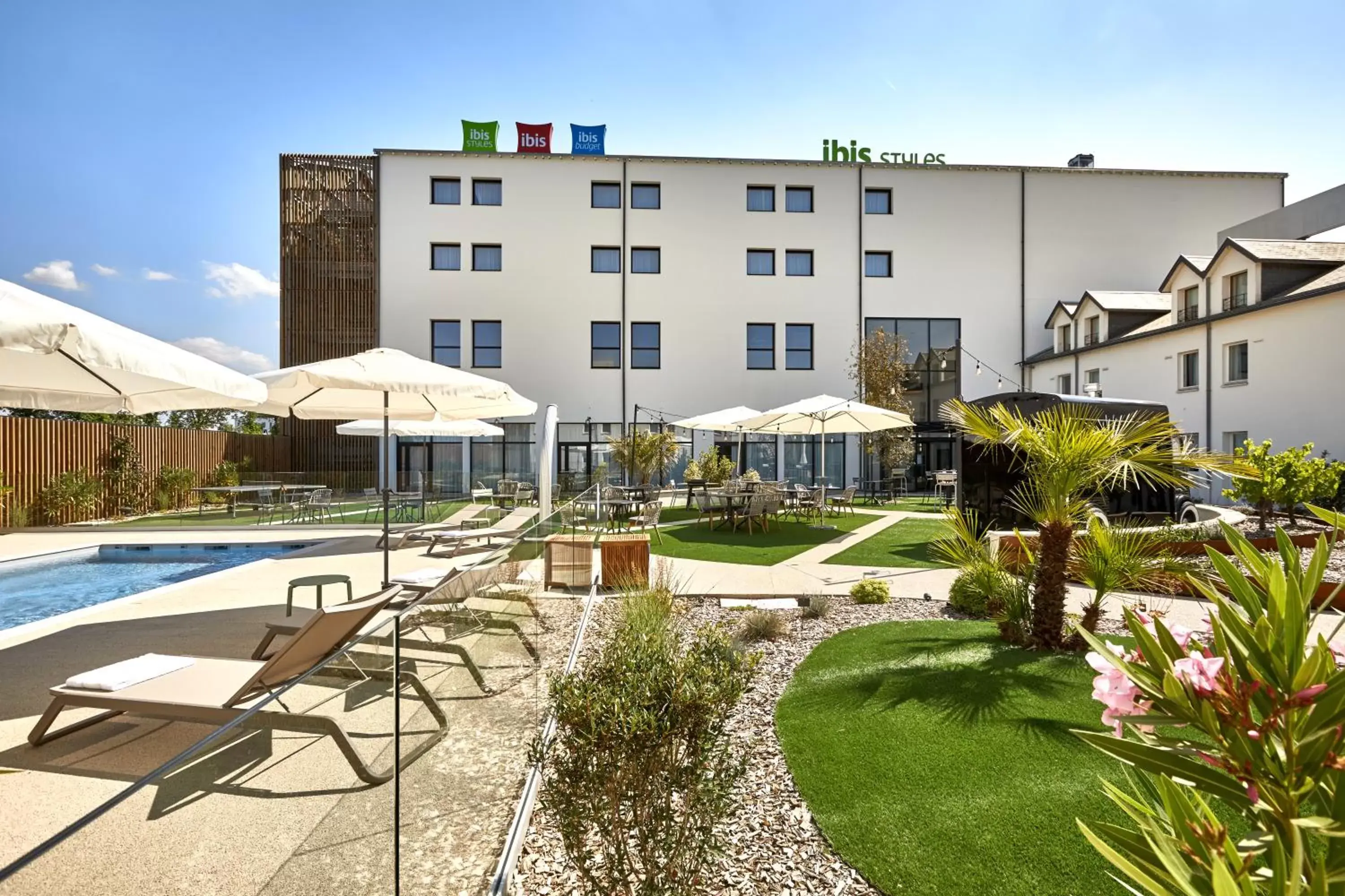 Swimming pool, Property Building in ibis La Roche Sur Yon Vendespace