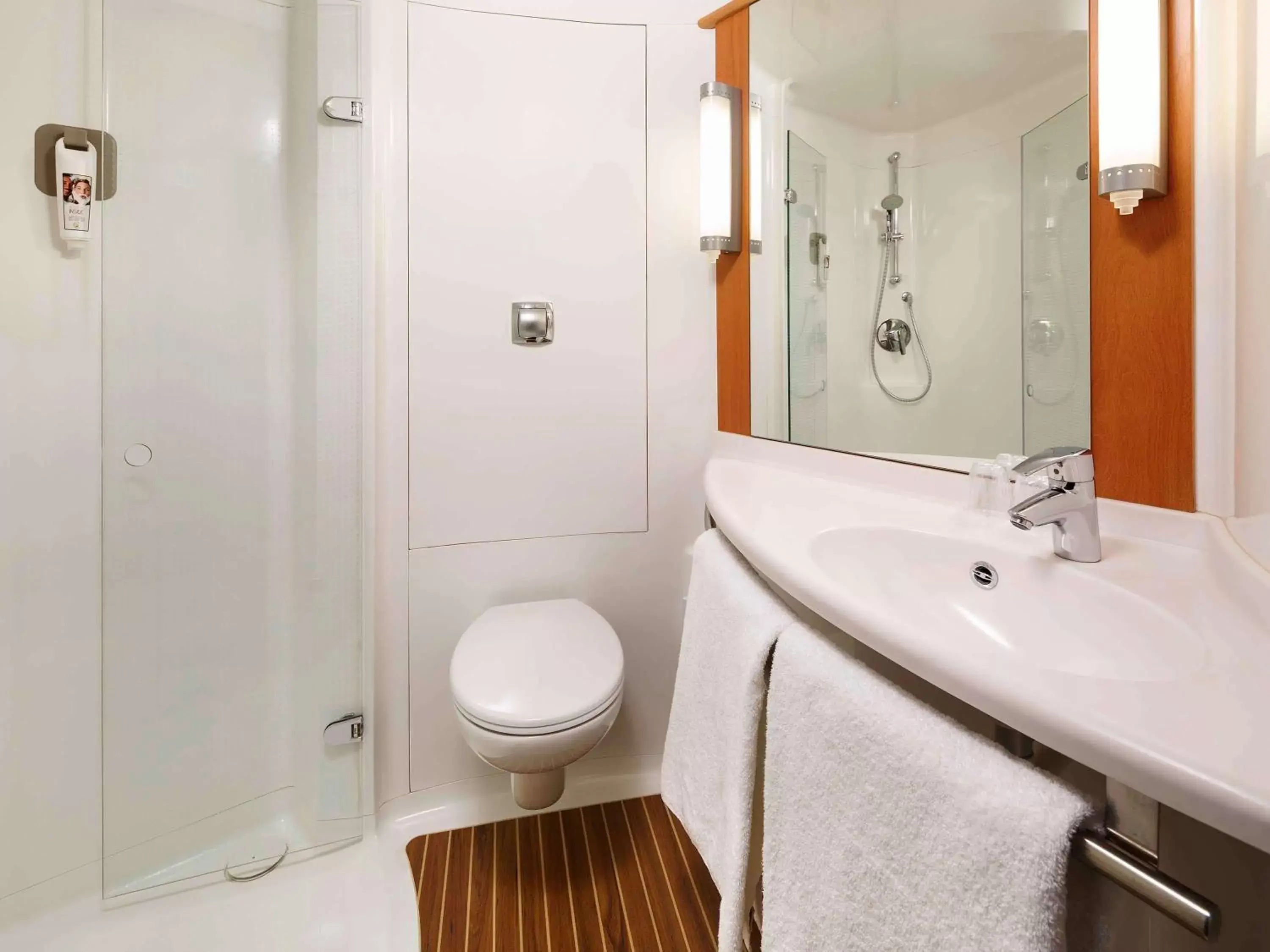 Photo of the whole room, Bathroom in ibis Aberdeen Centre – Quayside