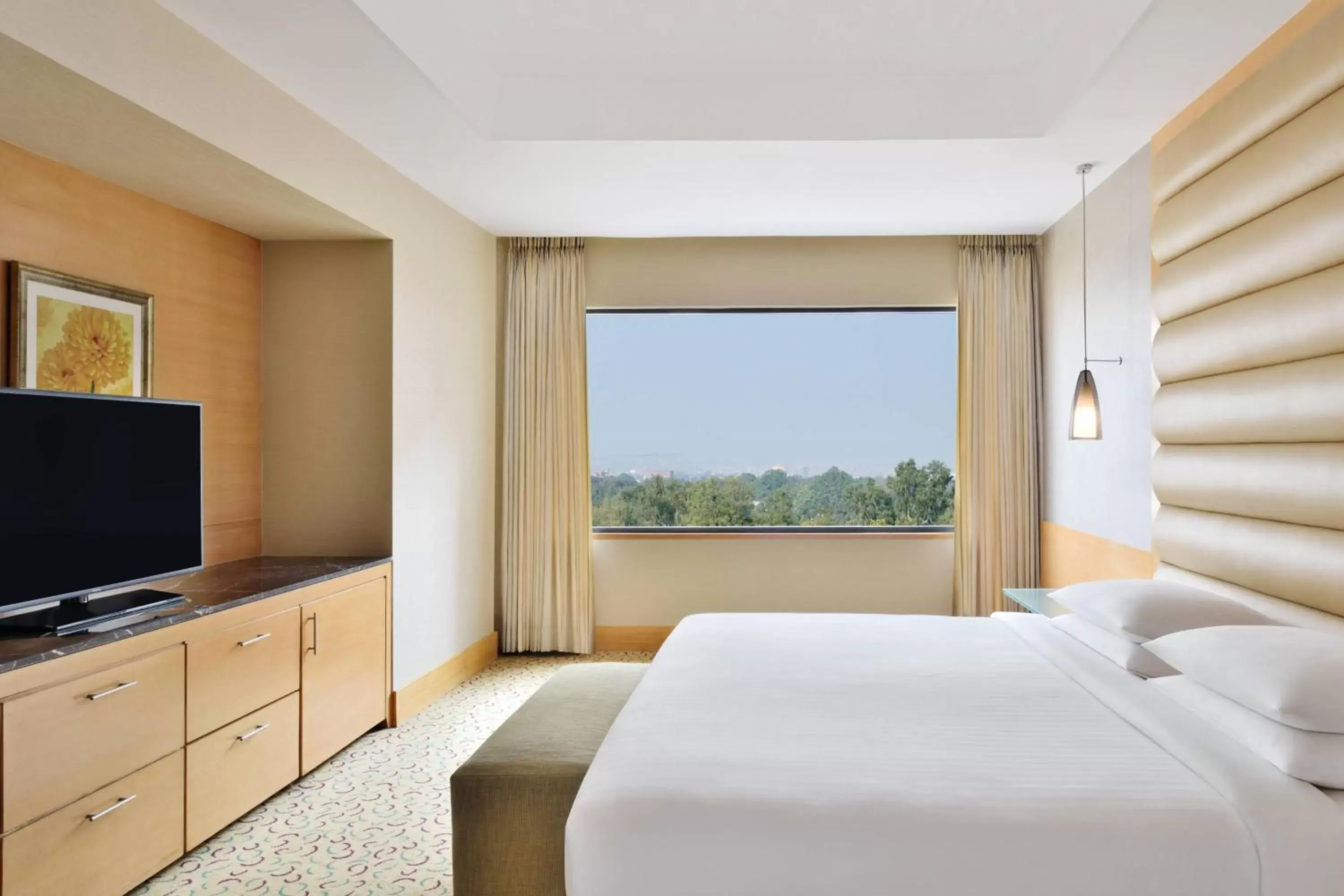 Bedroom, TV/Entertainment Center in Courtyard by Marriott Chennai