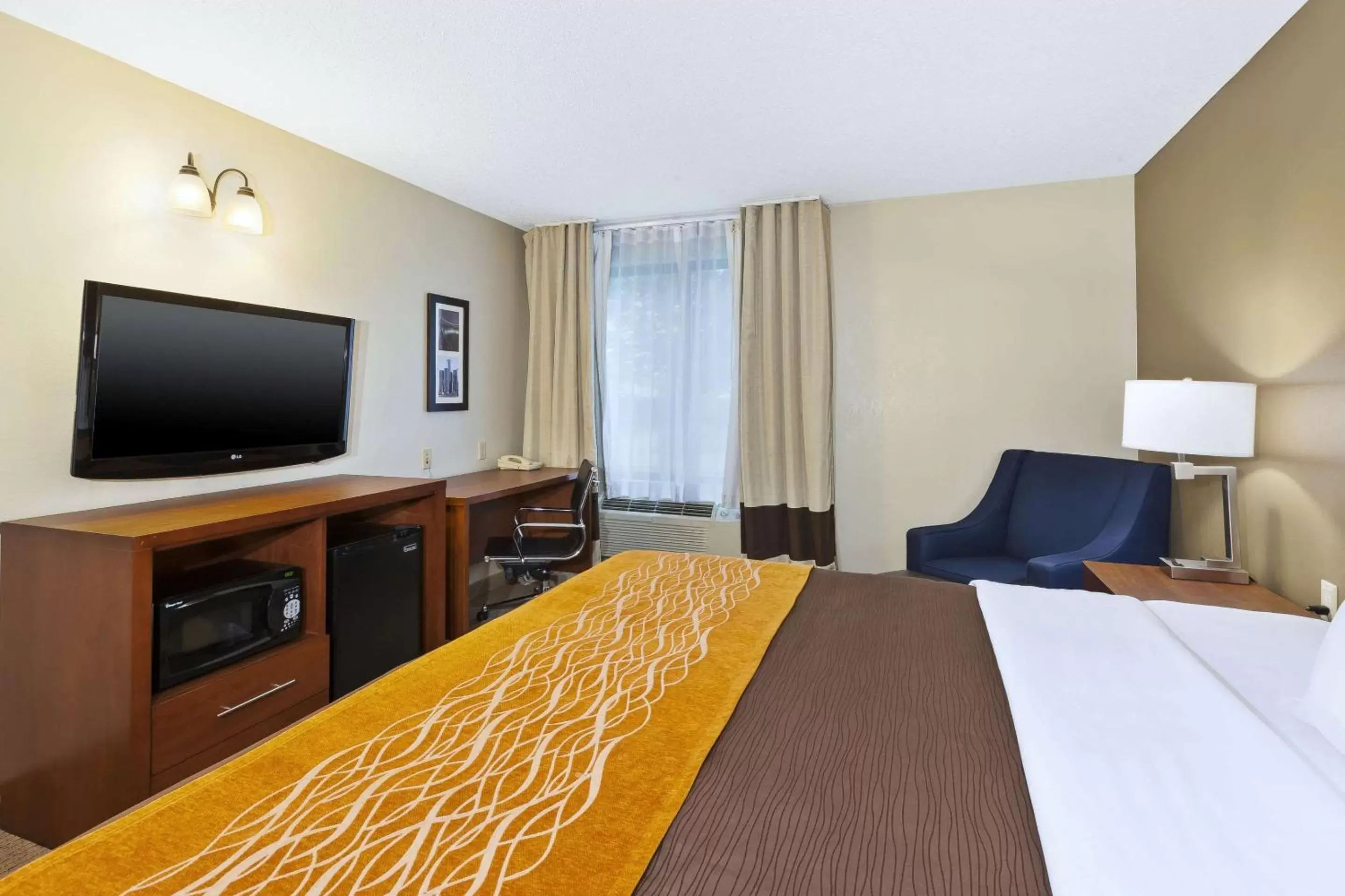 Photo of the whole room, TV/Entertainment Center in Comfort Inn & Suites Taylor