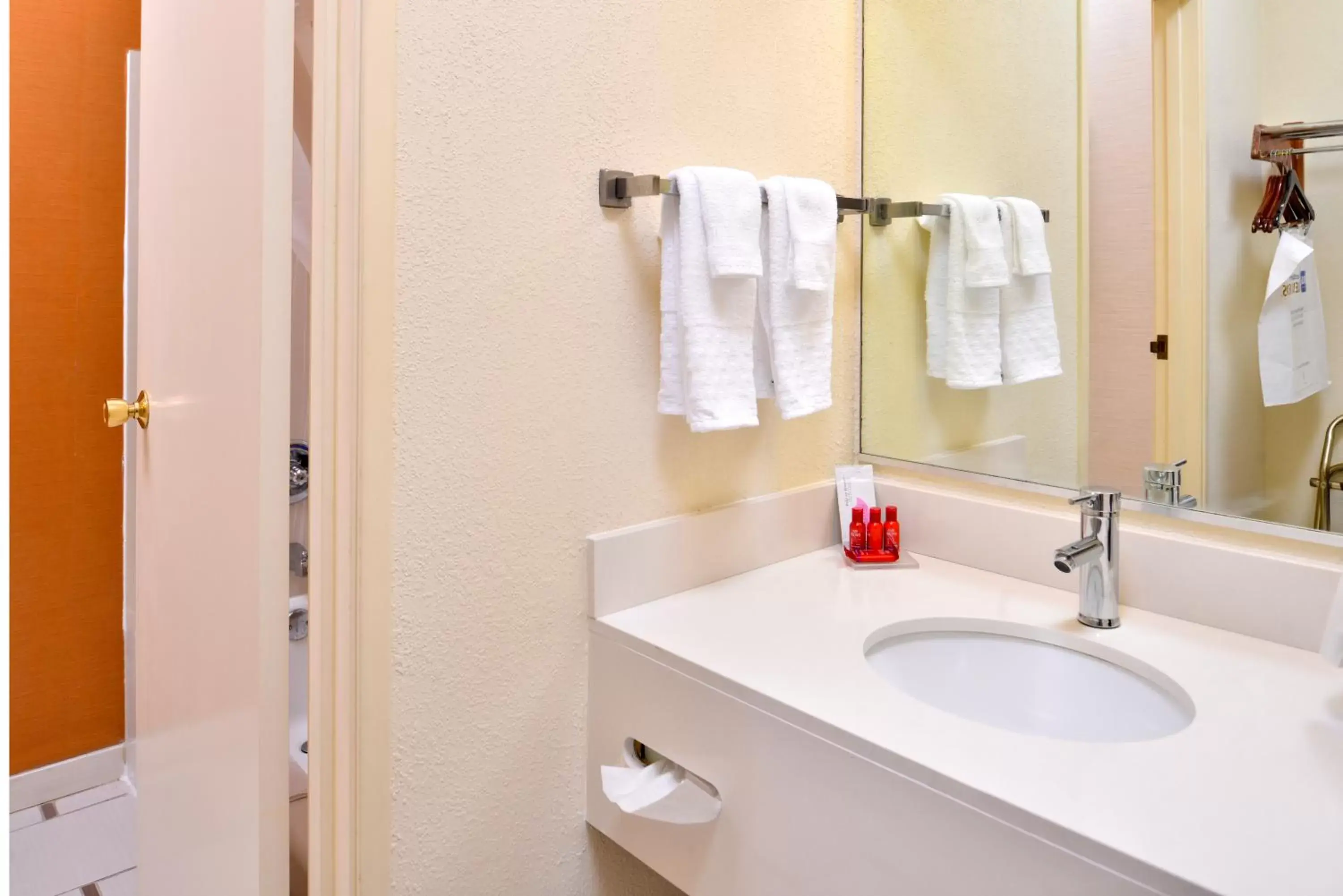 Bathroom in SureStay Plus Hotel by Best Western Ottumwa