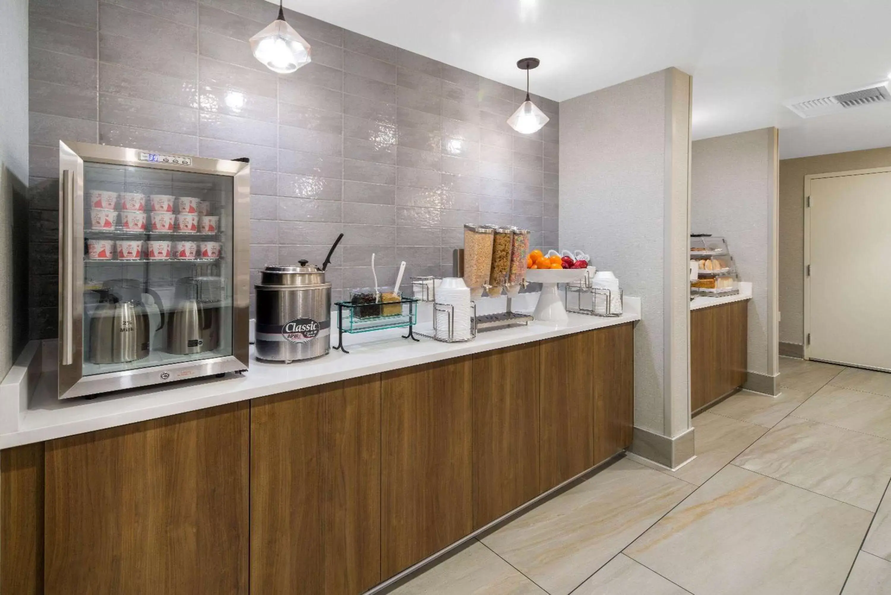 Restaurant/places to eat, Kitchen/Kitchenette in La Quinta by Wyndham Orange County Airport