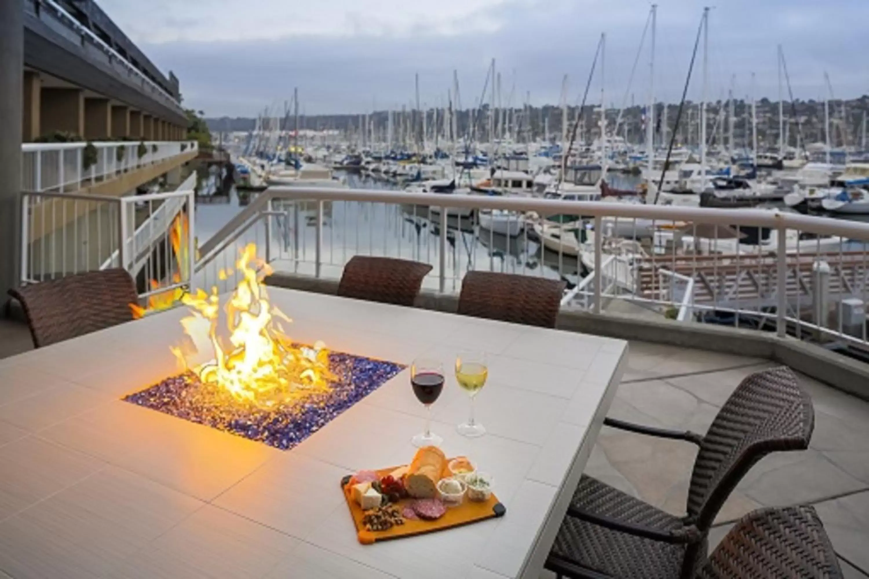 Restaurant/places to eat in Bay Club Hotel and Marina