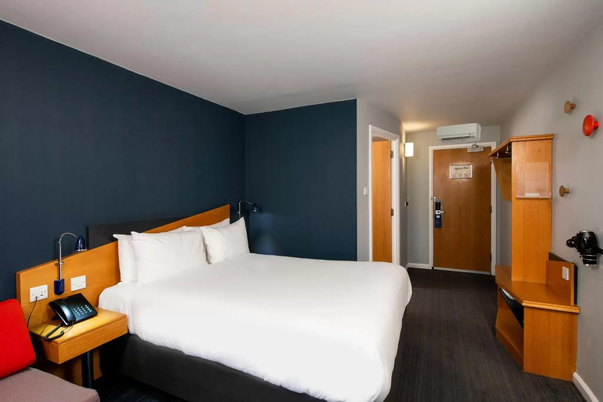 Photo of the whole room, Bed in Holiday Inn Express - Glasgow - City Ctr Riverside, an IHG Hotel