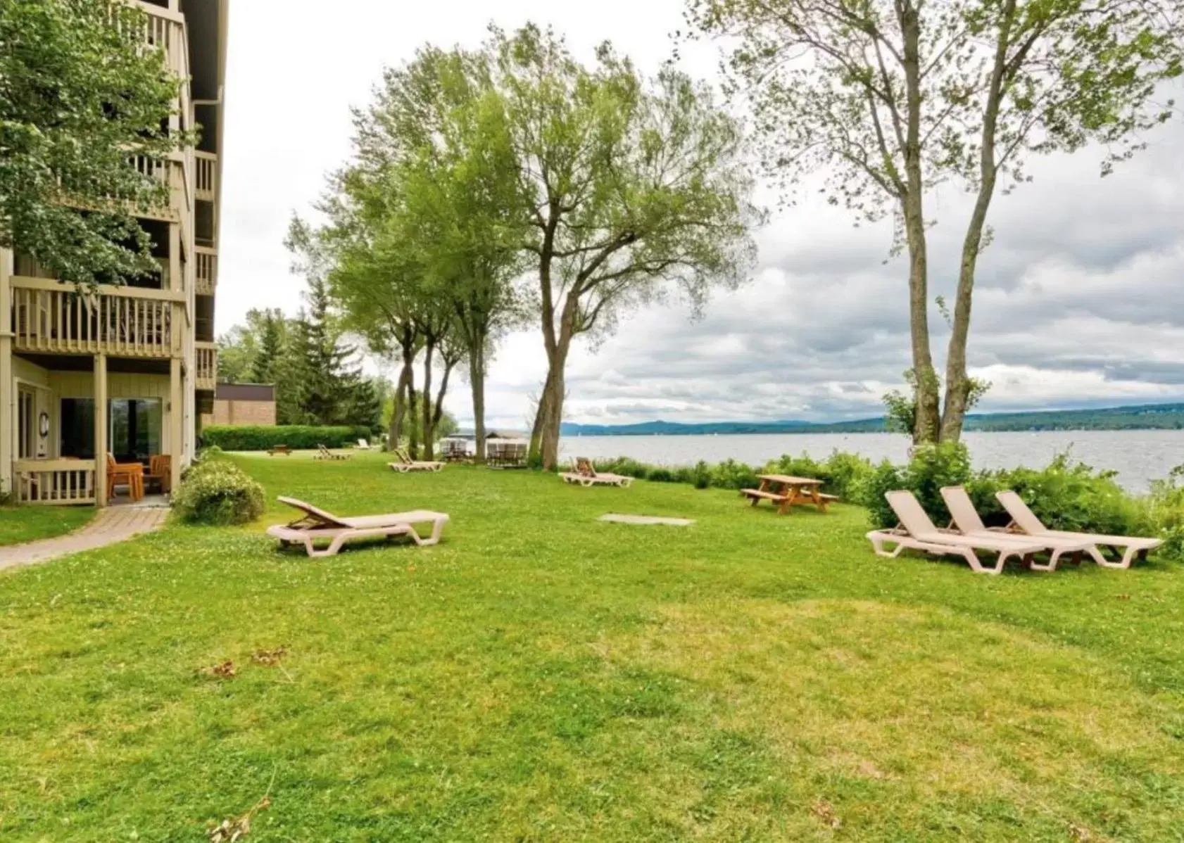 Garden in Magog Waterfront Studio 106